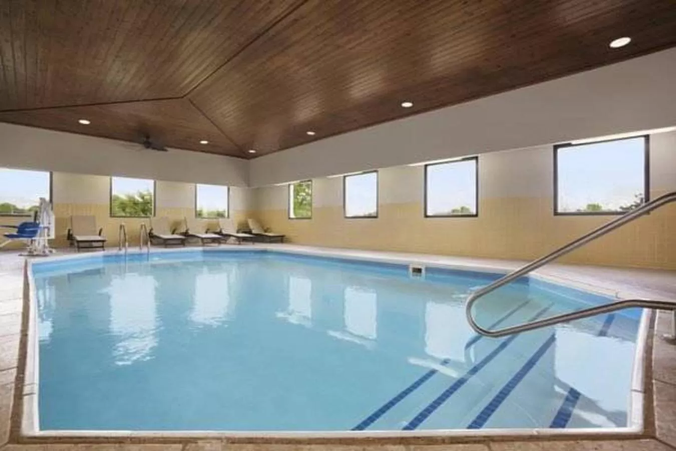 Swimming pool in Country Inn & Suites by Radisson, DFW Airport South, TX
