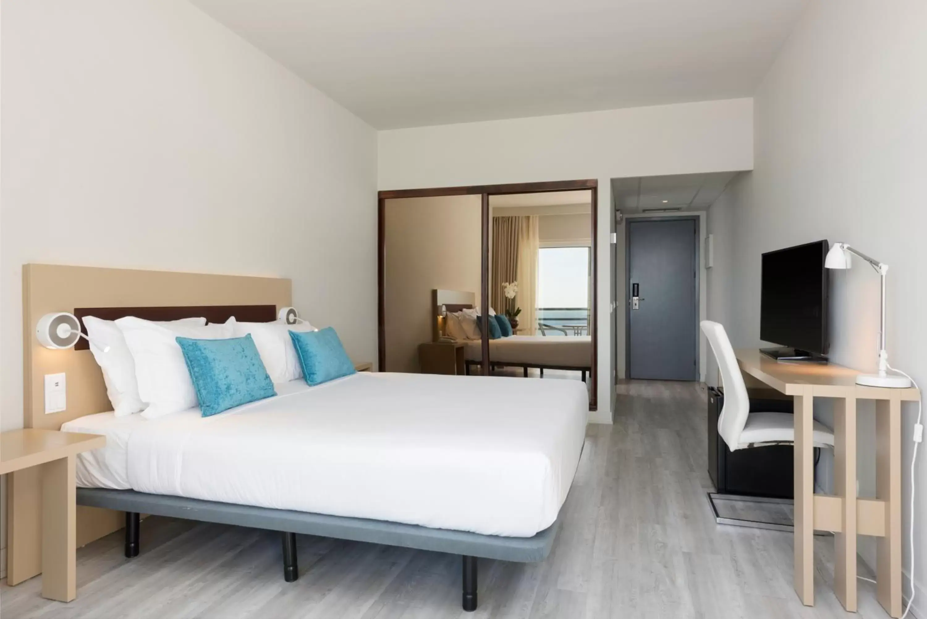 Bedroom, Bed in TRYP by Wyndham Lisboa Caparica Mar