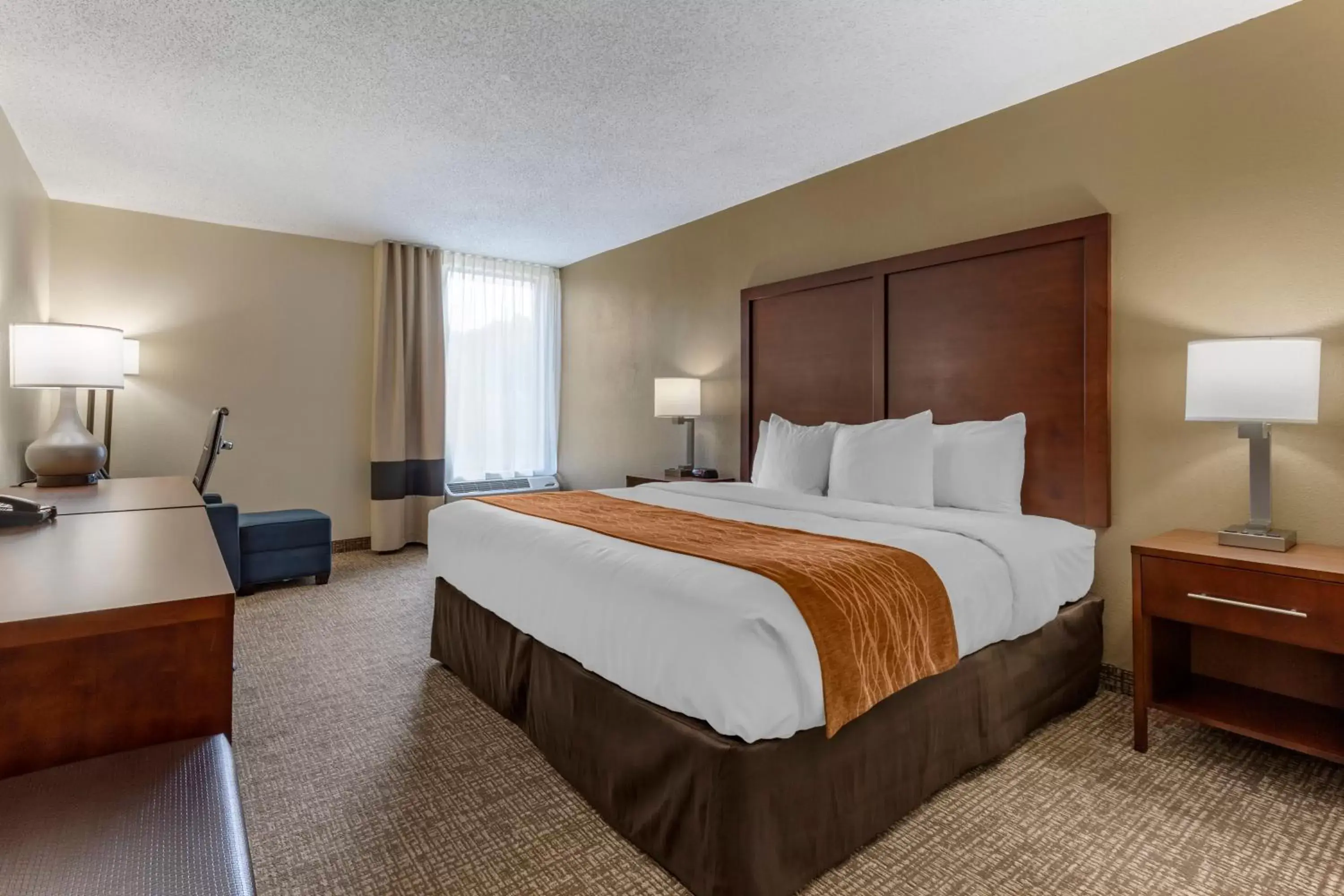 Photo of the whole room, Bed in Comfort Inn Charlotte Airport Uptown