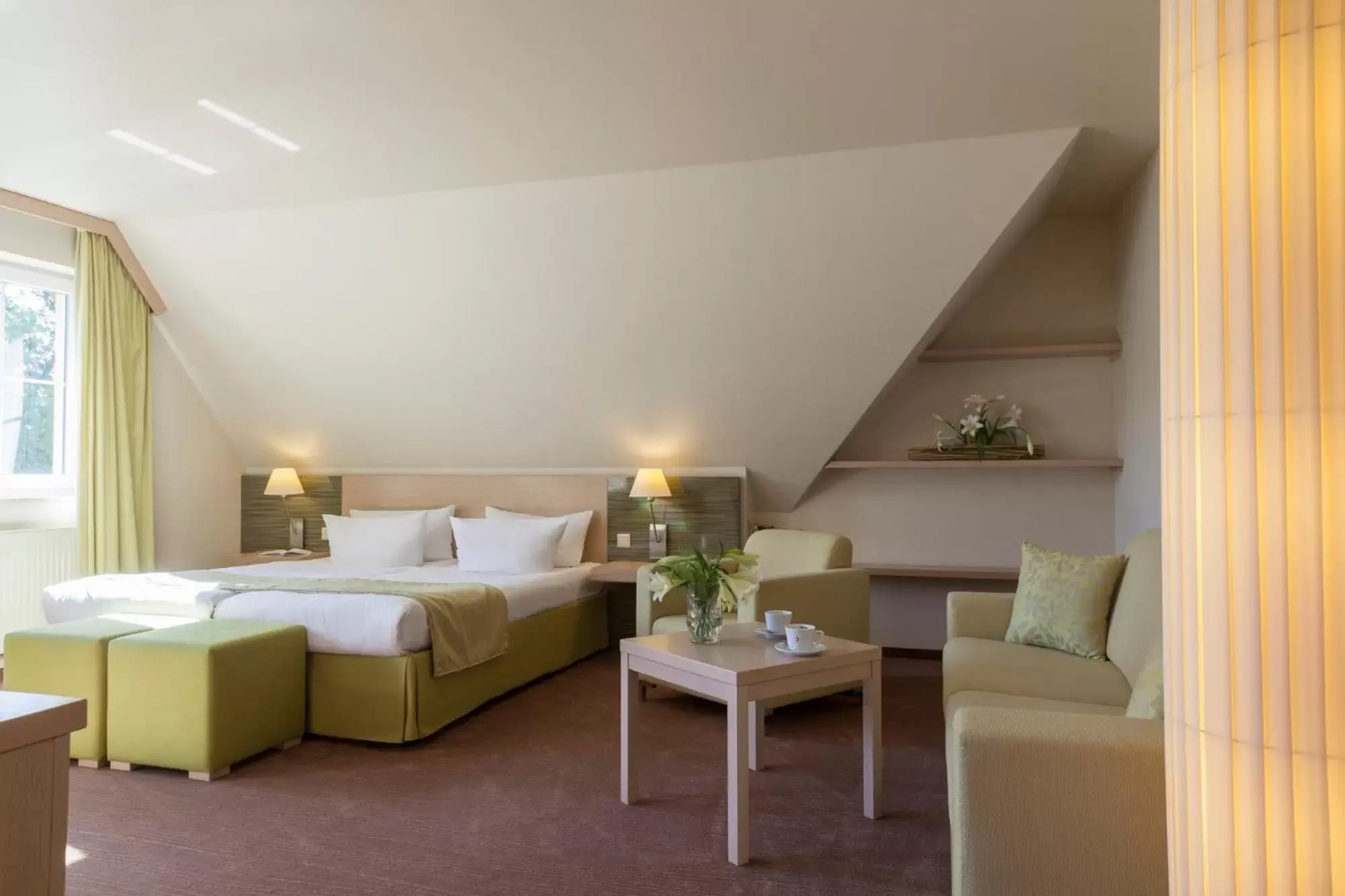 Photo of the whole room, Bed in Kur und Wellnesshaus Spreebalance, The Originals Relais (Relais du Silence)