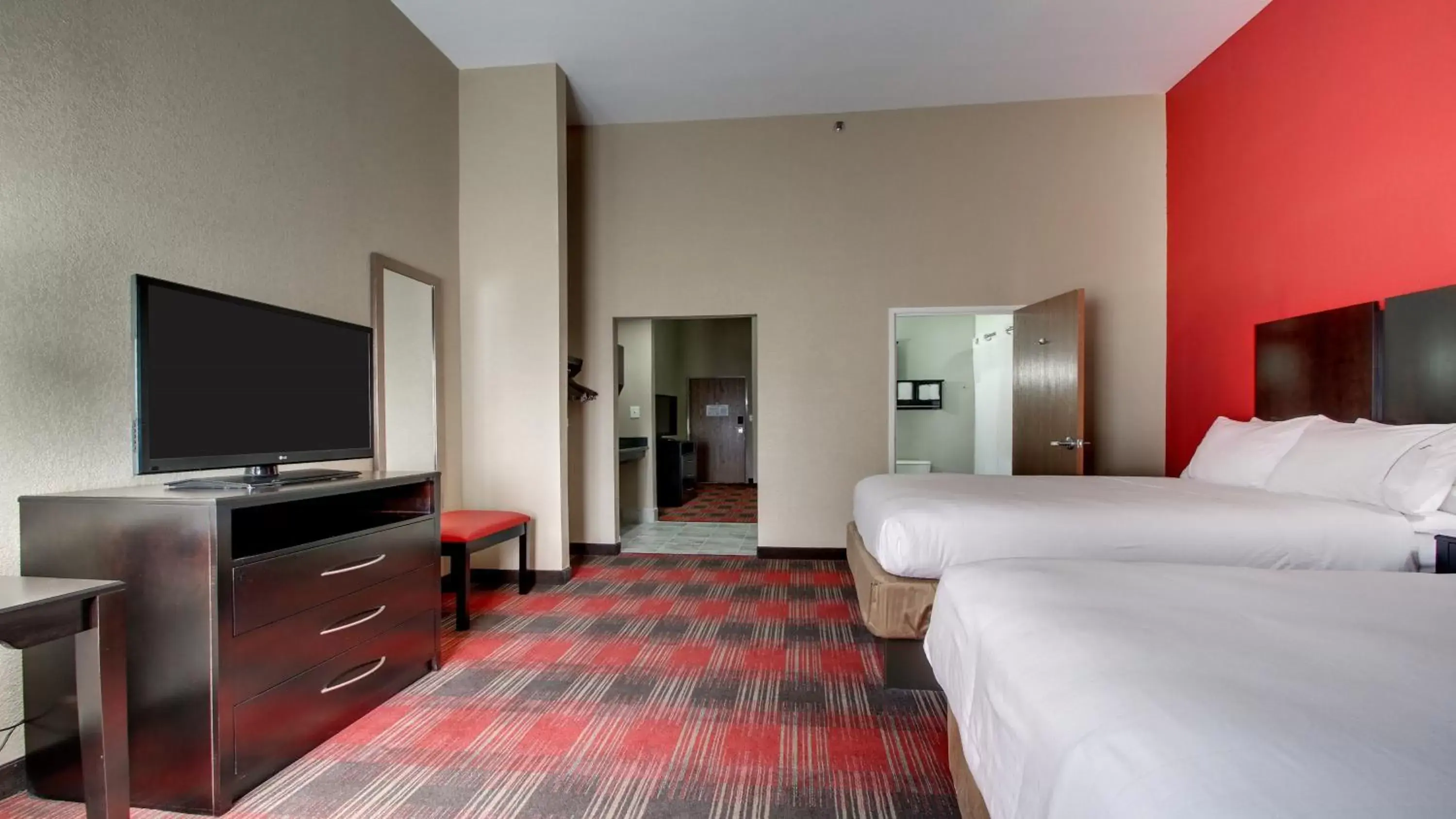 Bedroom, TV/Entertainment Center in Holiday Inn Express & Suites Jackson Downtown - Coliseum, an IHG Hotel