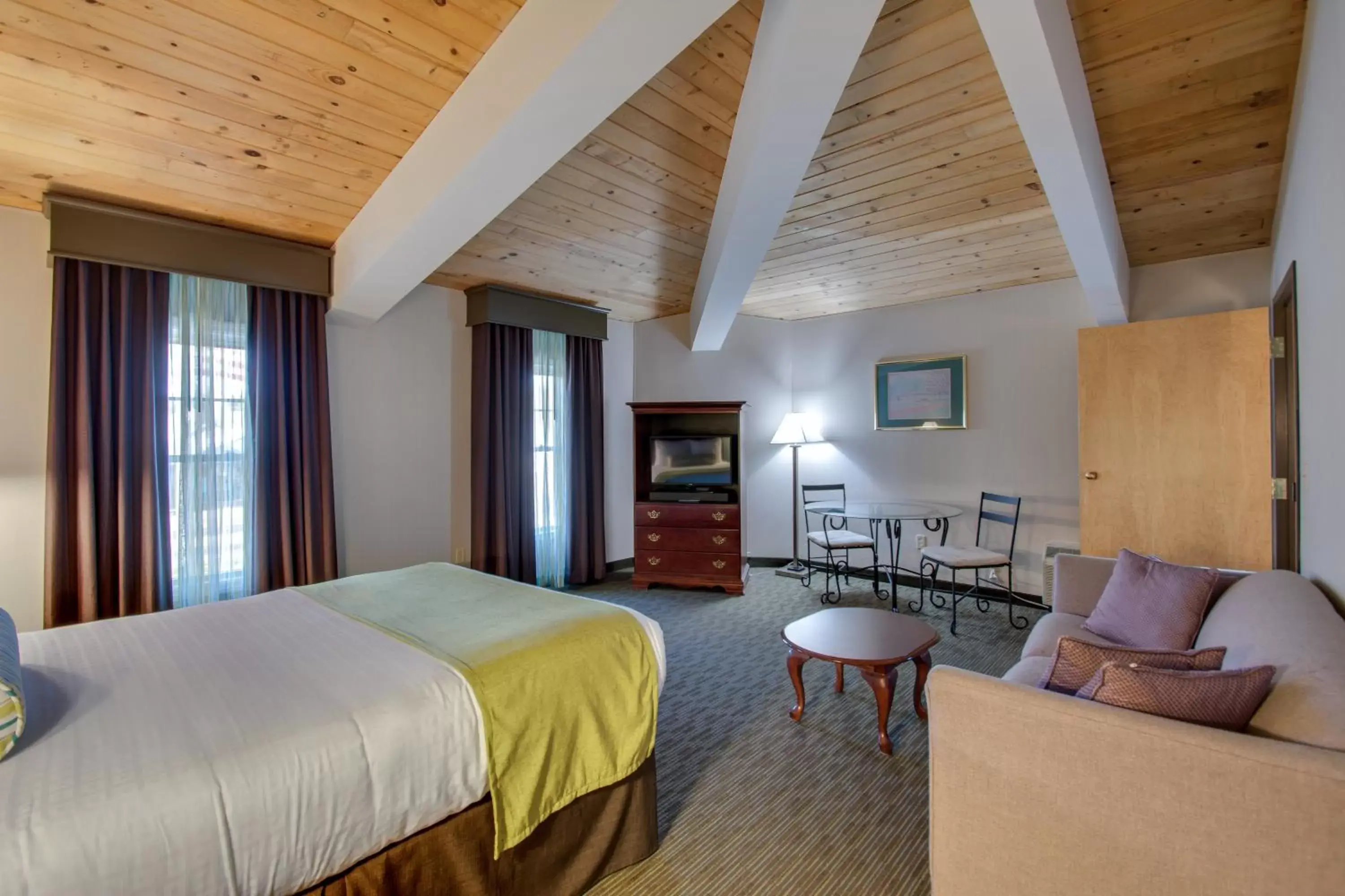 Bed in Best Western Plus, The Inn at Hampton