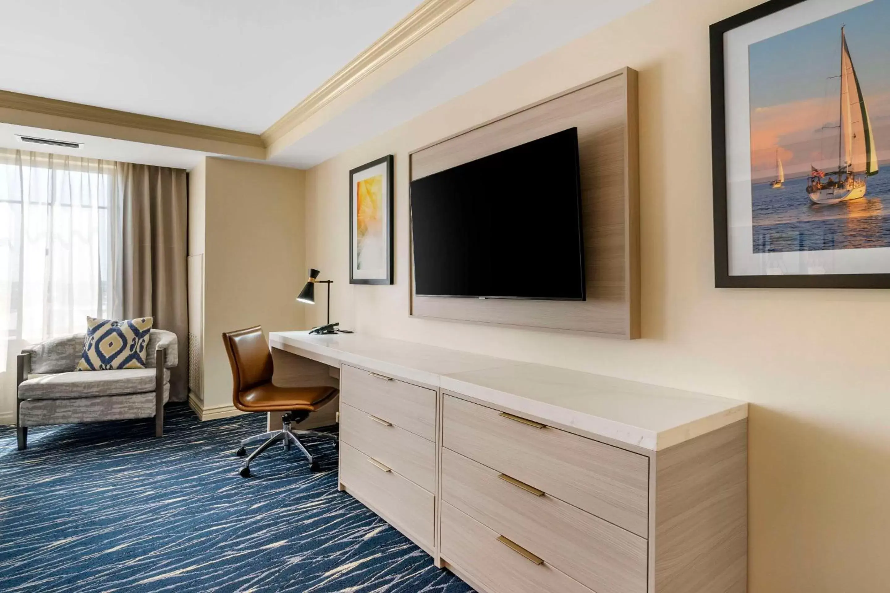 Bedroom, TV/Entertainment Center in Wyvern Hotel, Ascend Hotel Collection