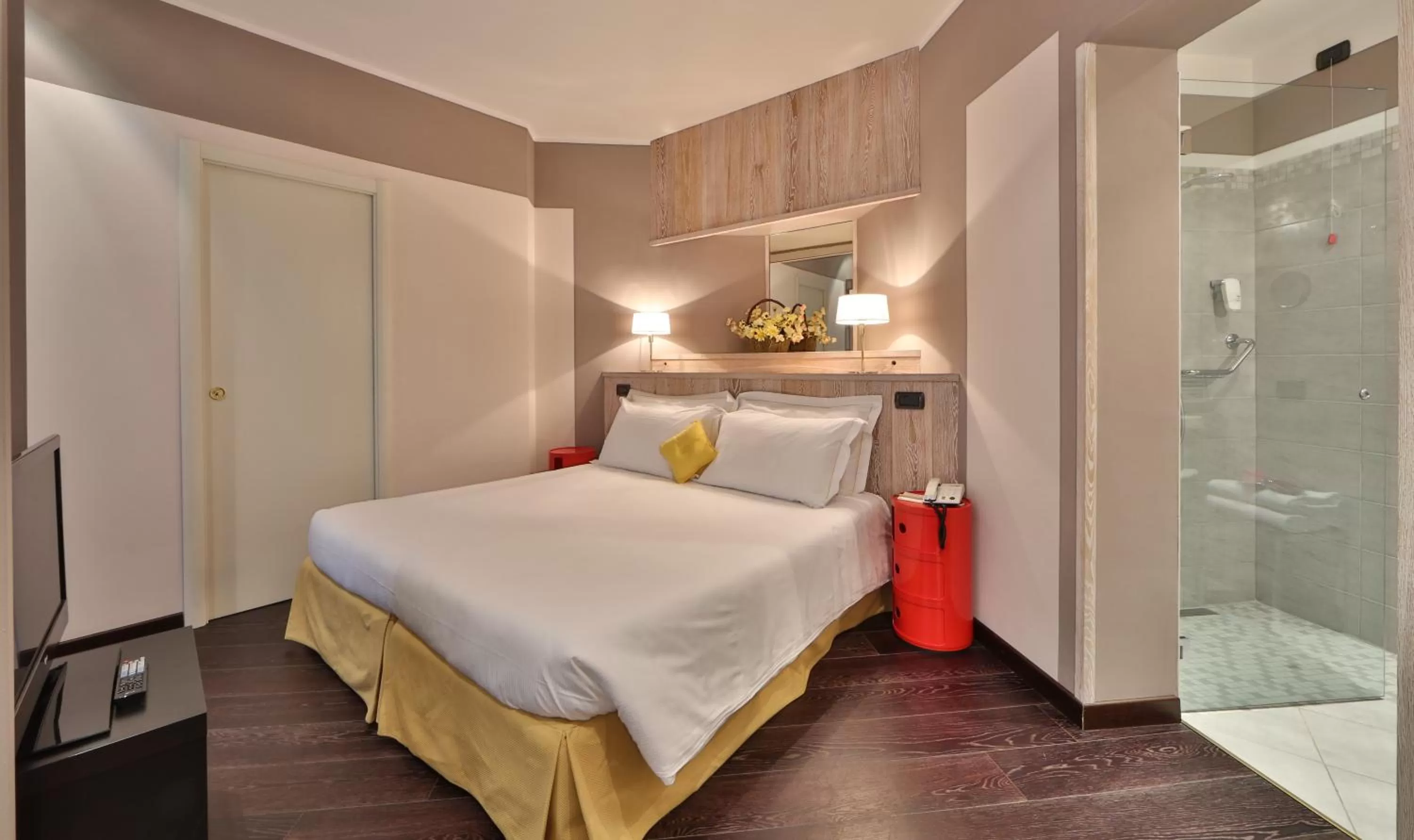Shower, Bed in Hotel Alla Posta