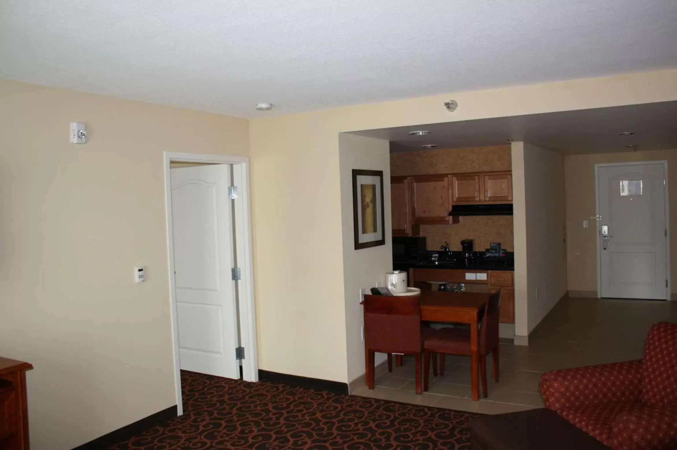 Living room, Kitchen/Kitchenette in Homewood Suites Saint Cloud