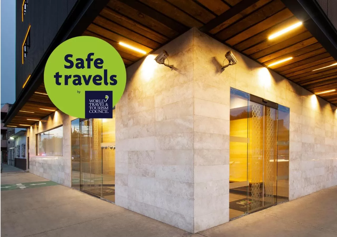 Facade/entrance in Hotel MX aeropuerto CDMX, Trademark Collection by Wyndham