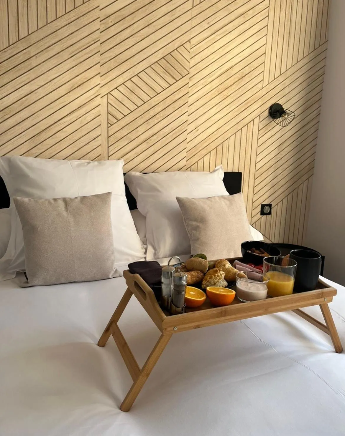 Breakfast, Bed in Hôtel Le Dormeur du Val