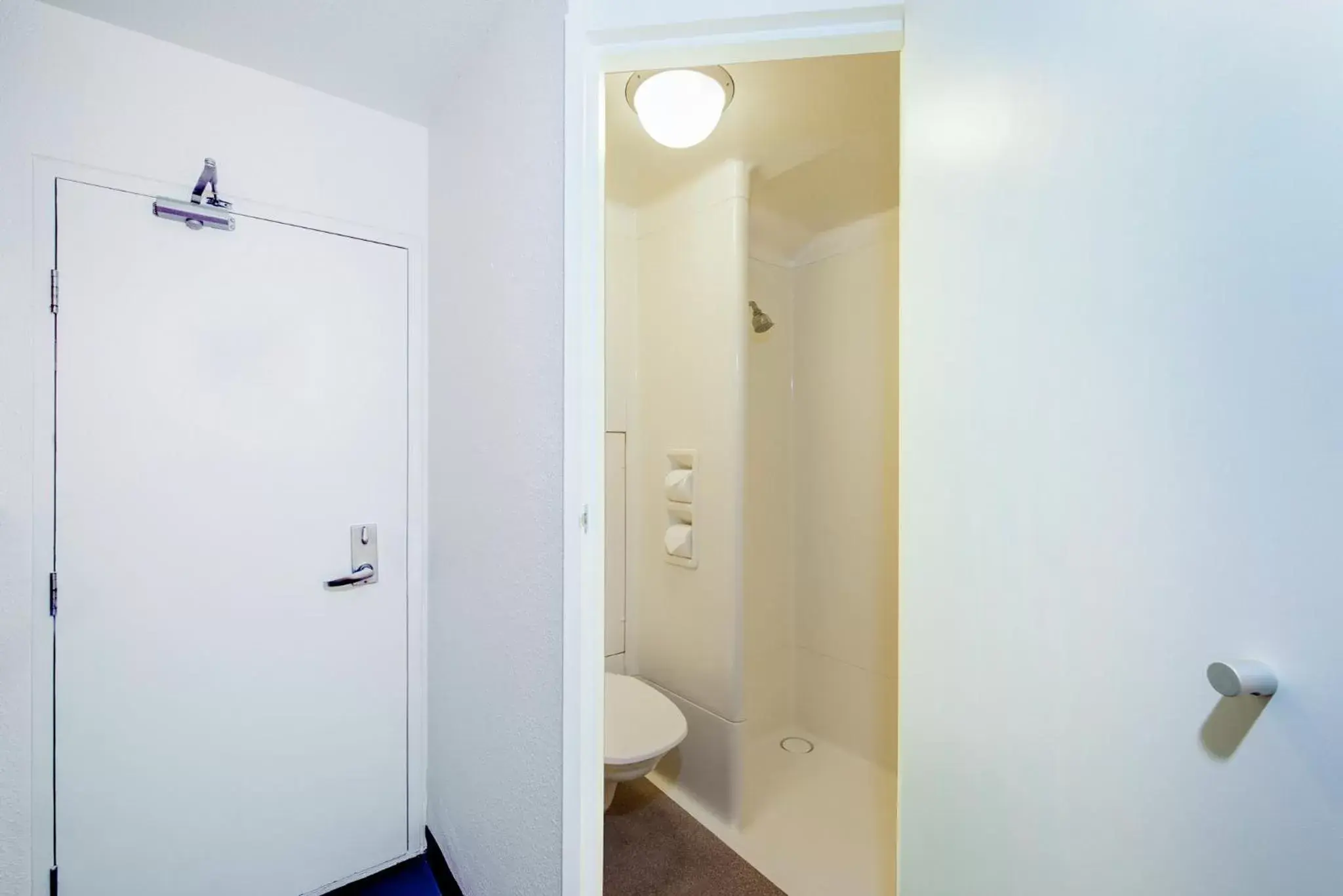 Bathroom in ibis budget Nimes Caissargues