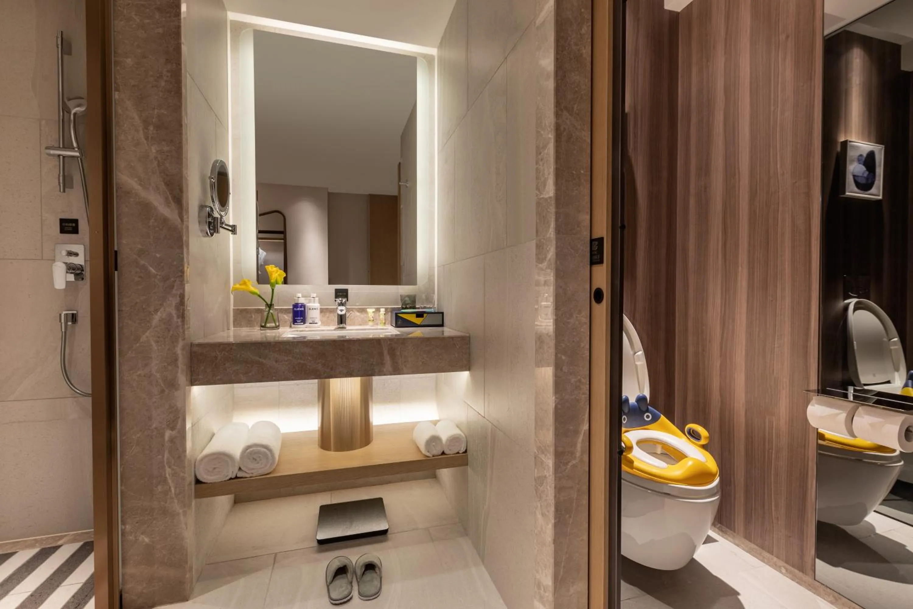 Toilet in voco Nanjing Oriental Pearl