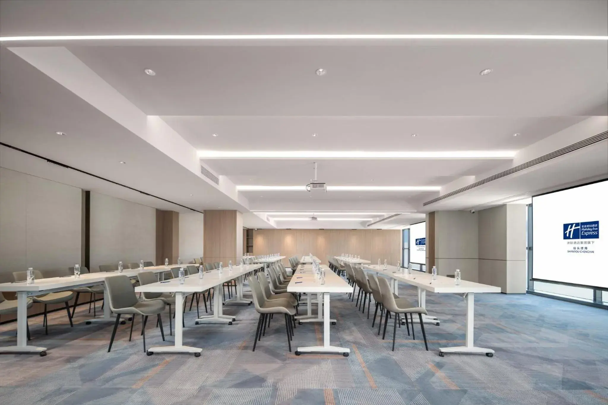 Meeting/conference room in Holiday Inn Express Shantou Chenghai