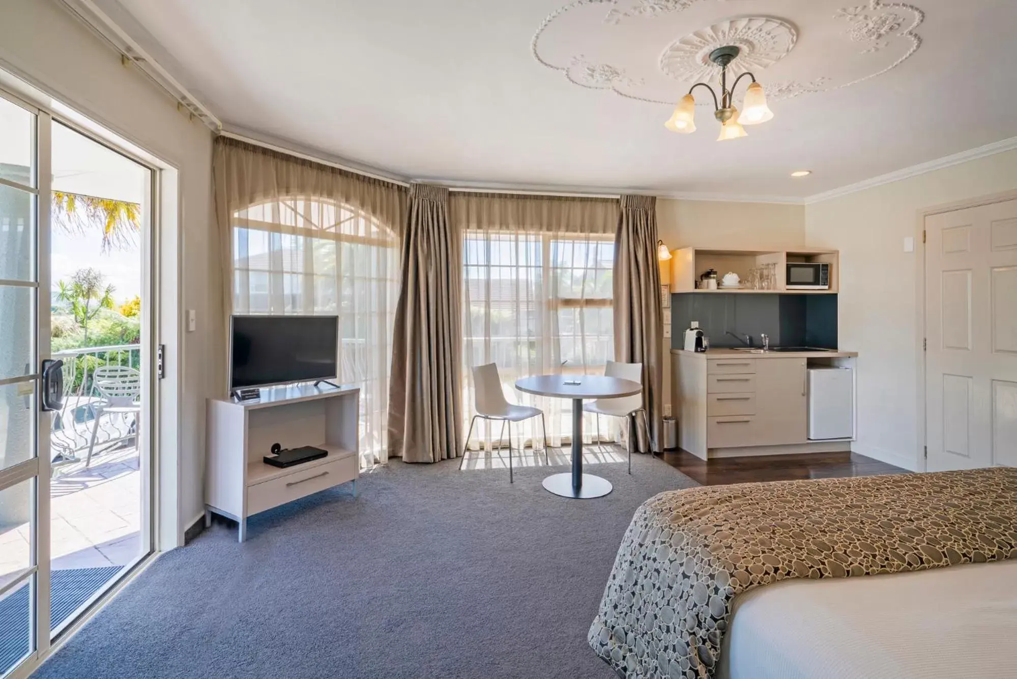 Dining area, TV/Entertainment Center in Silver Fern Rotorua Suites & Spa