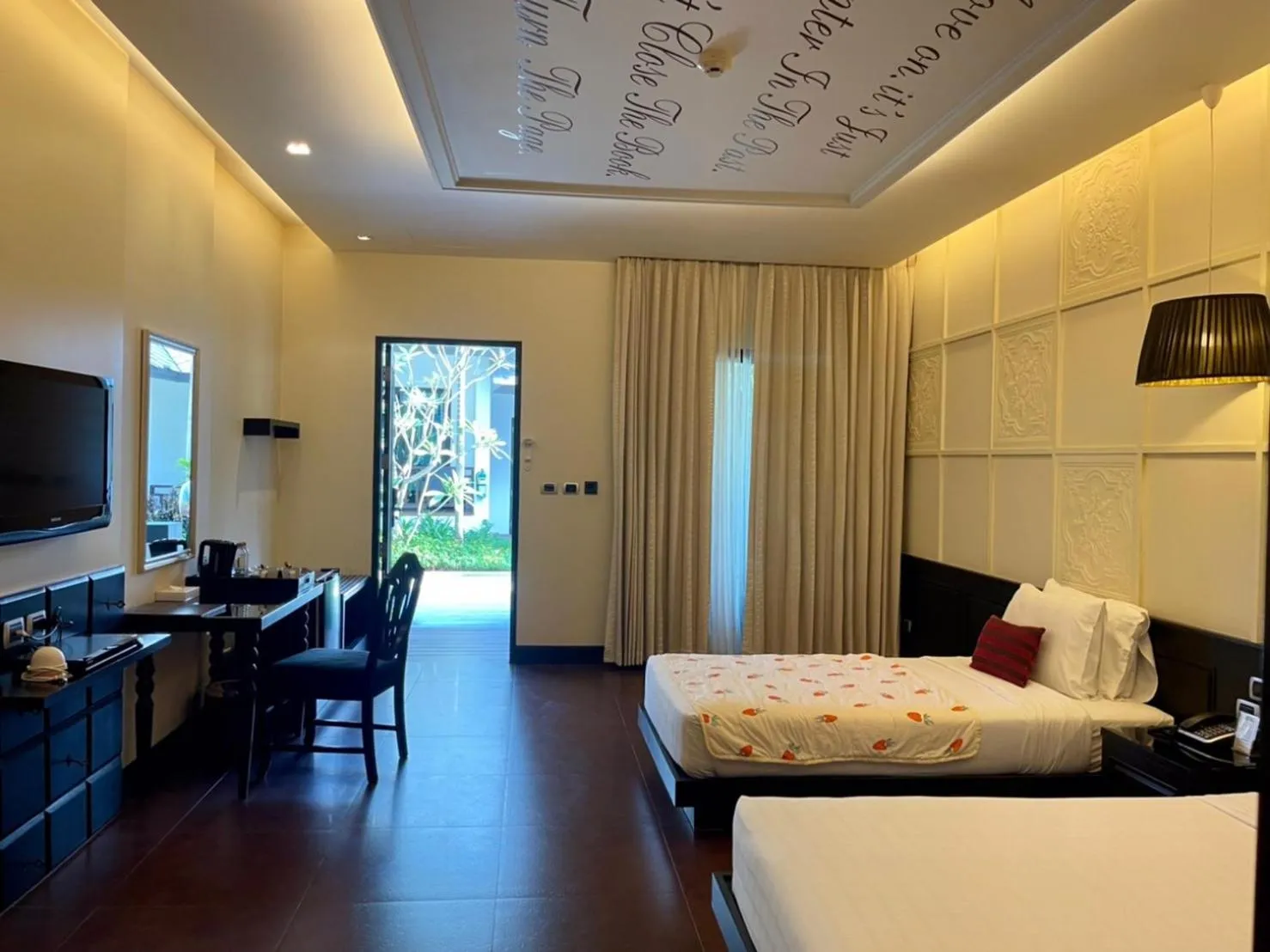 Bed in Long Beach Garden Hotel & Pavilions