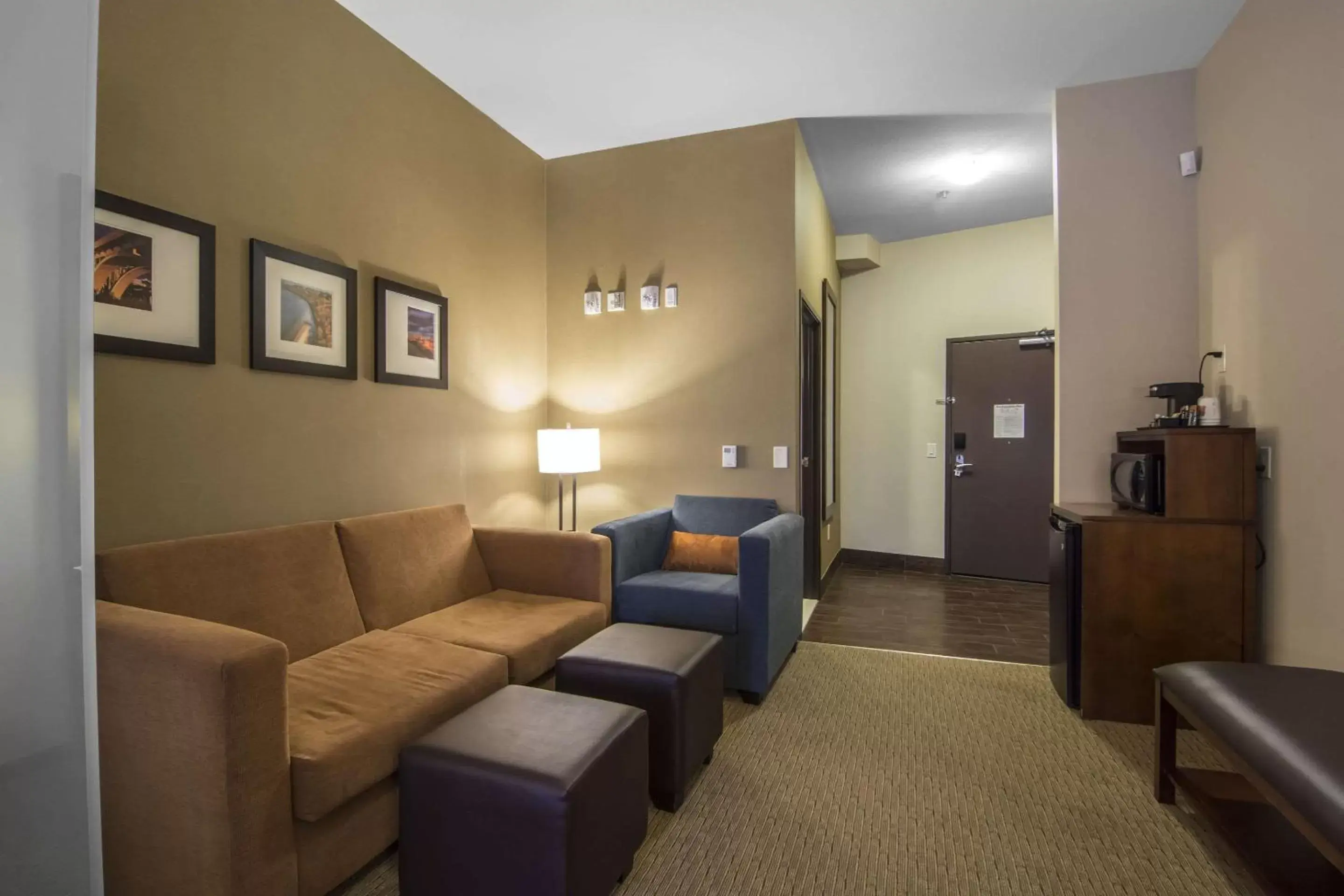 Photo of the whole room, Seating Area in Comfort Suites Saskatoon