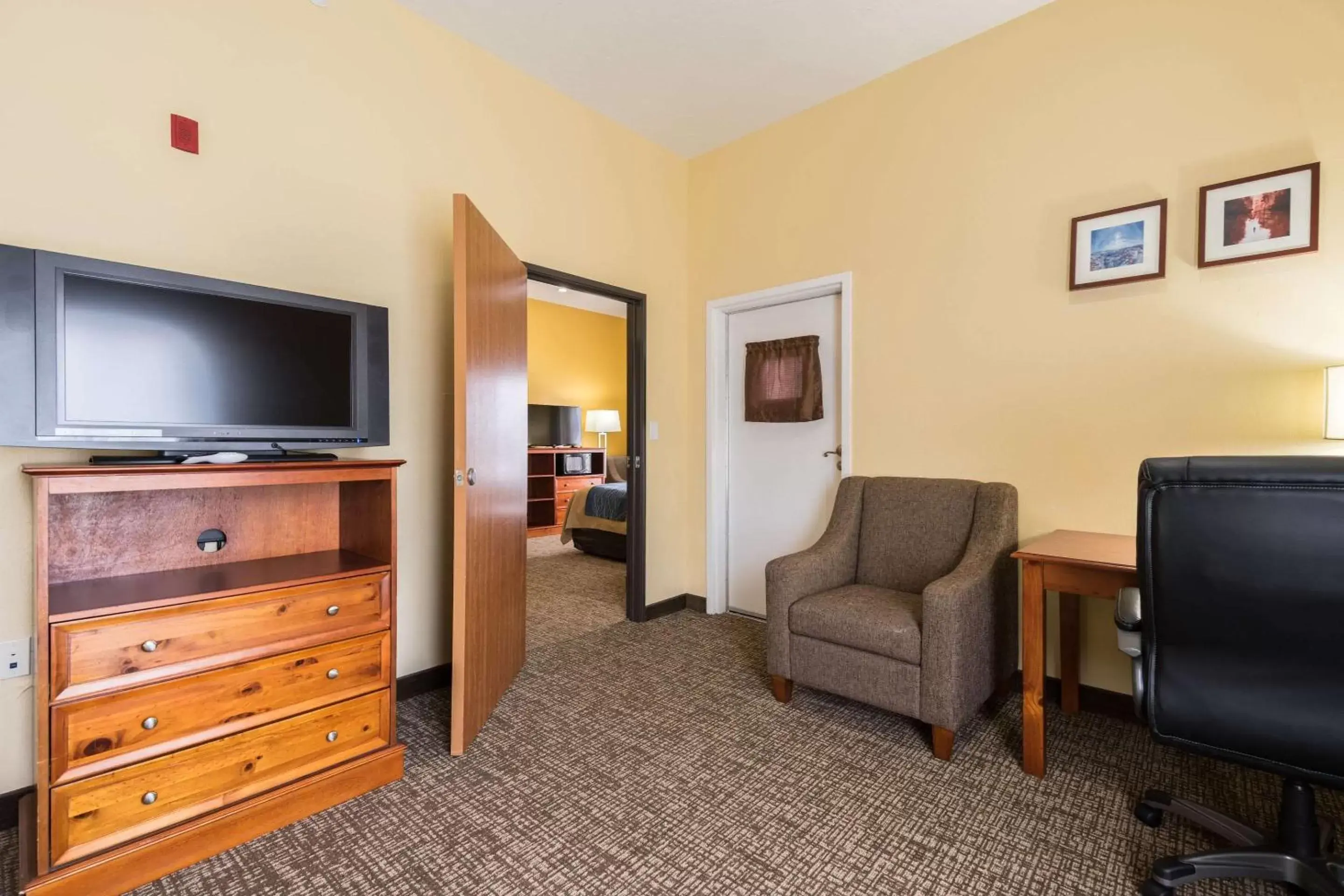 Photo of the whole room, TV/Entertainment Center in Comfort Inn and Suites Cedar City