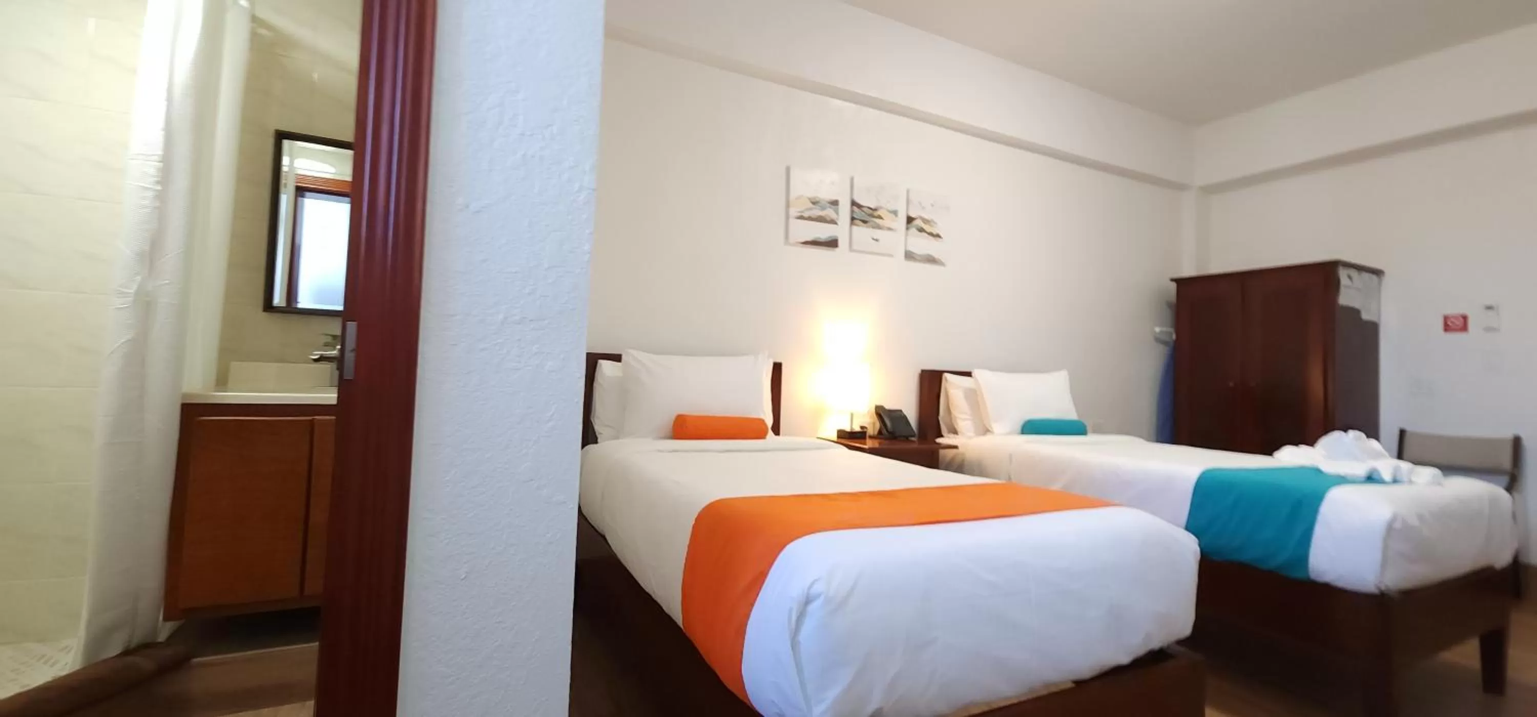 Bedroom, Bed in Voyager Sun & Reef Hotel