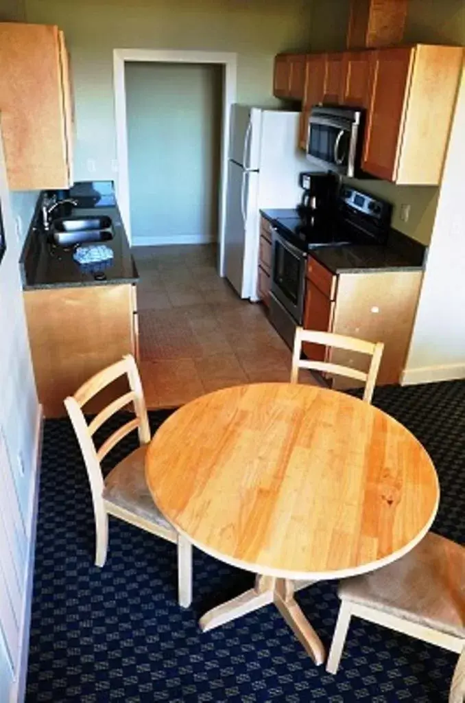 Kitchen or kitchenette, Dining Area in Anacortes Ship Harbor Inn