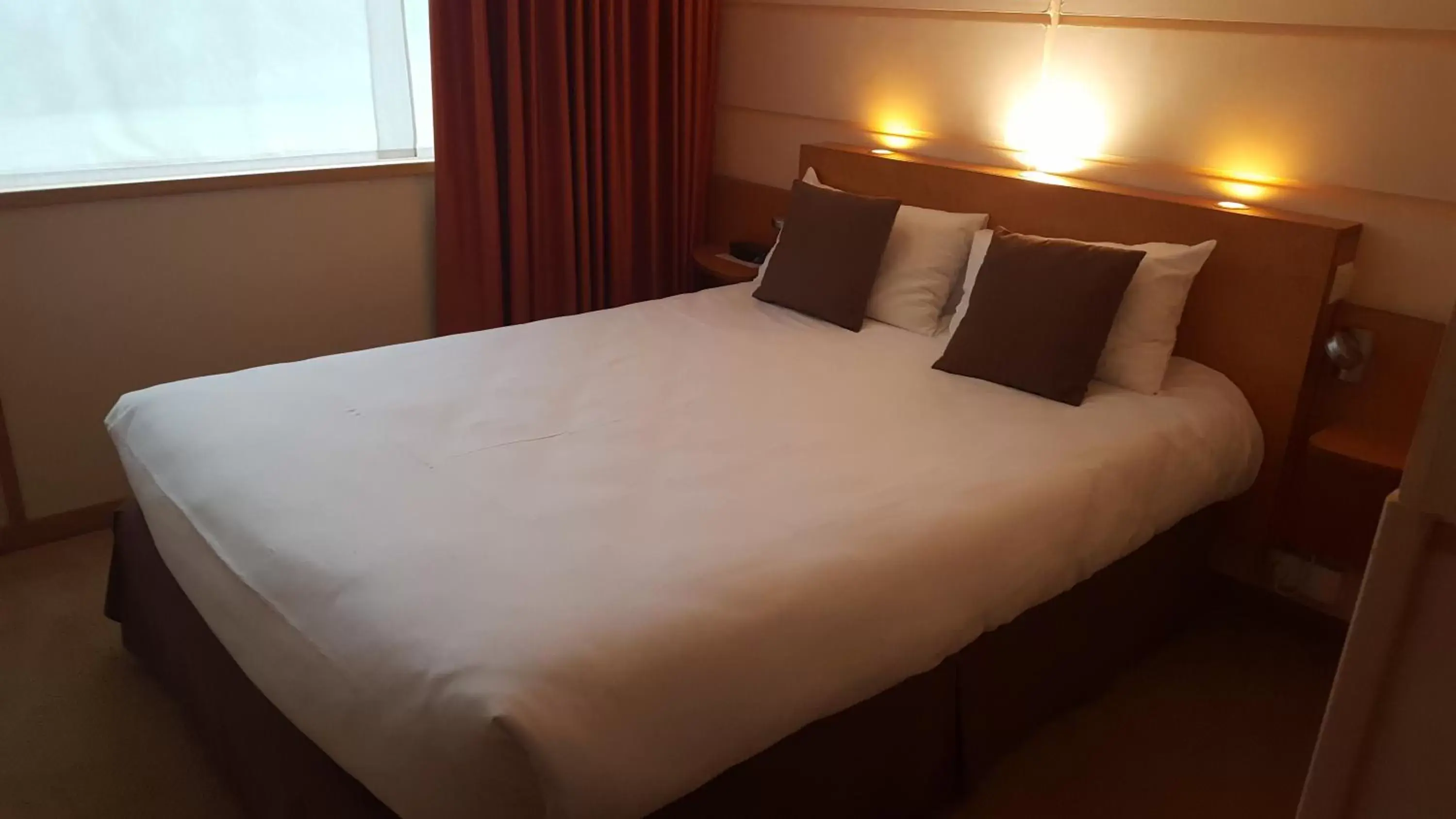 Photo of the whole room, Bed in Contact Hôtel du Parc