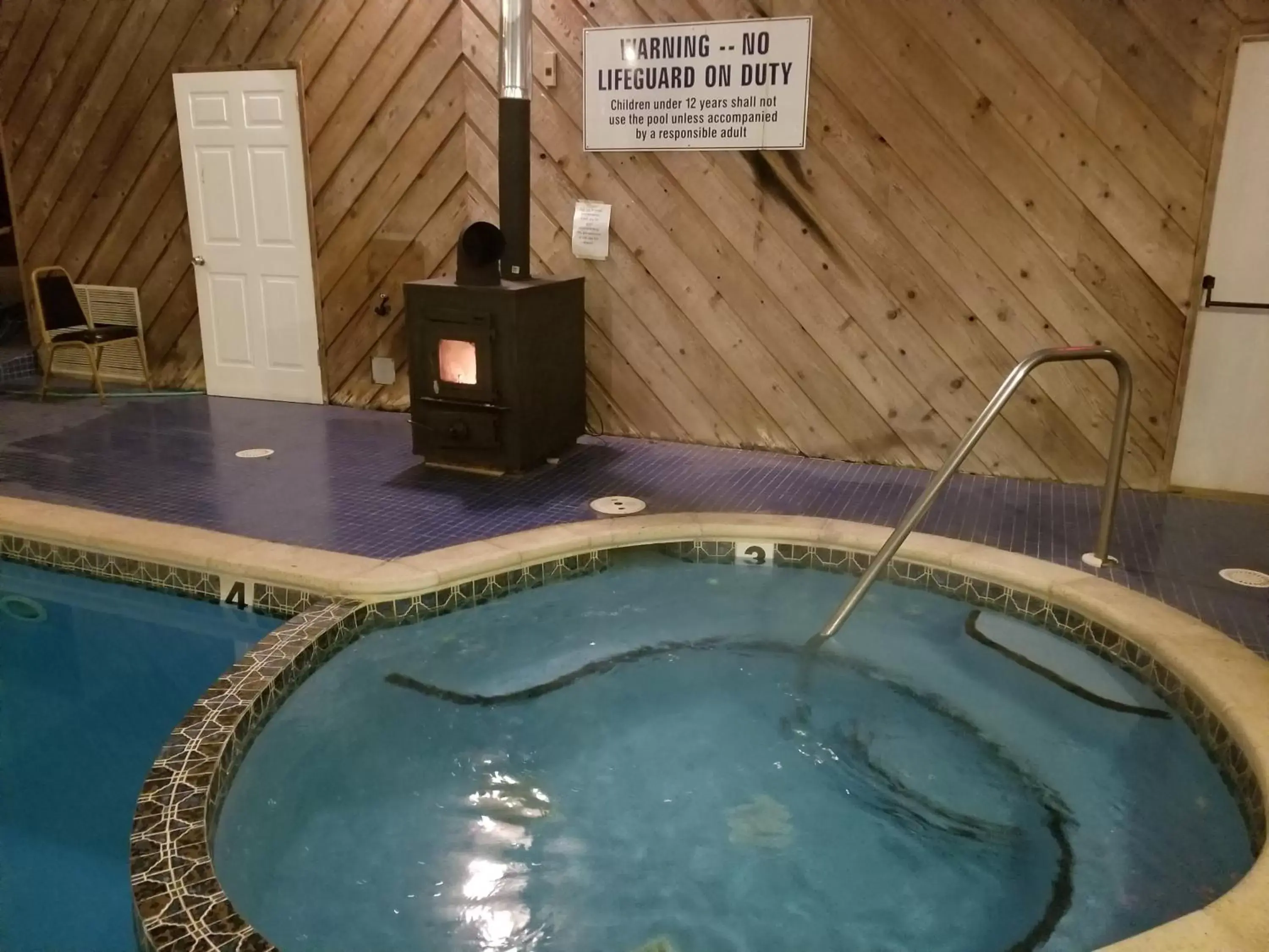 Hot Tub, Swimming Pool in Glenwood Inn & Conference Center