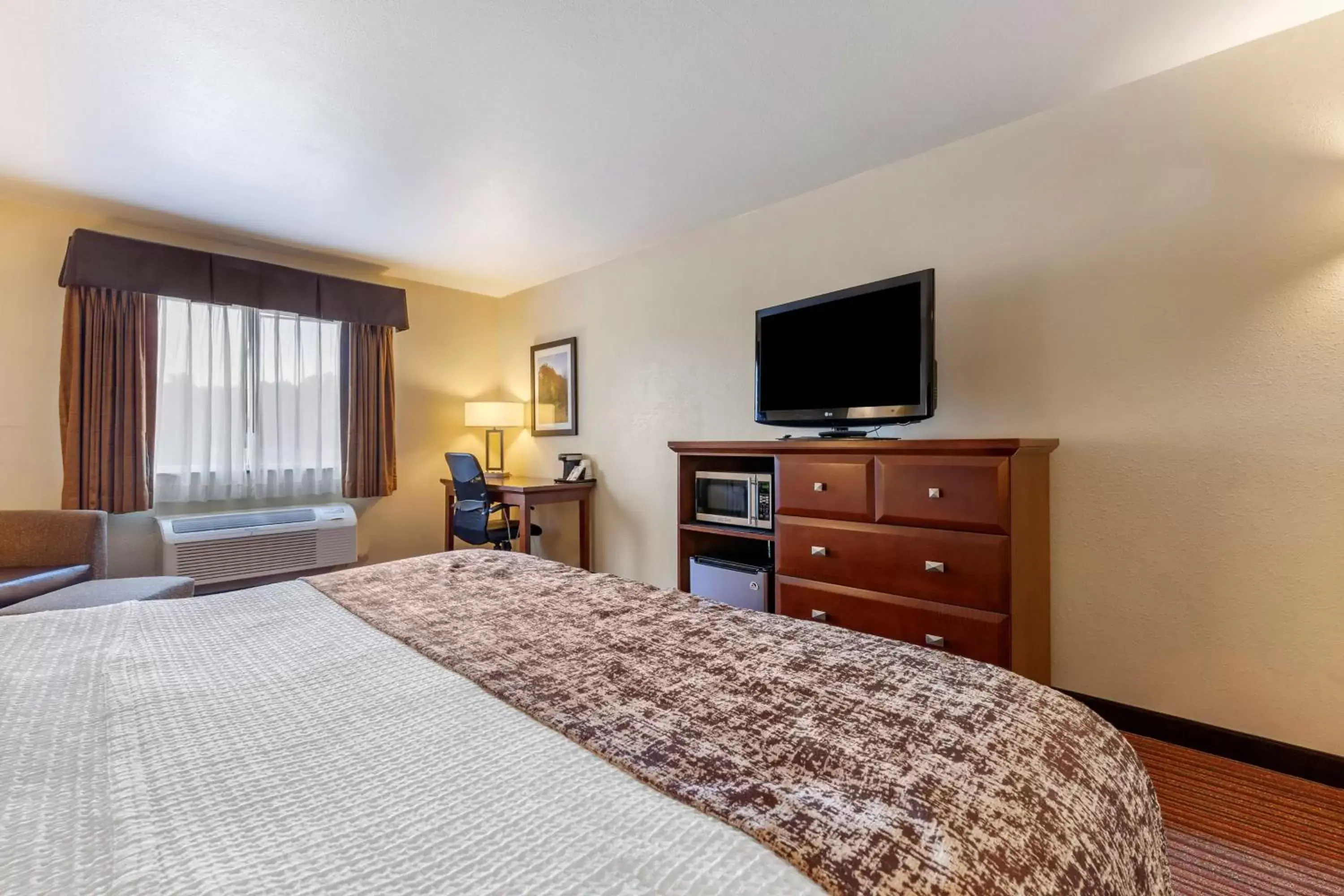 Bedroom, Bed in Best Western PLUS Sparta Trail Lodge