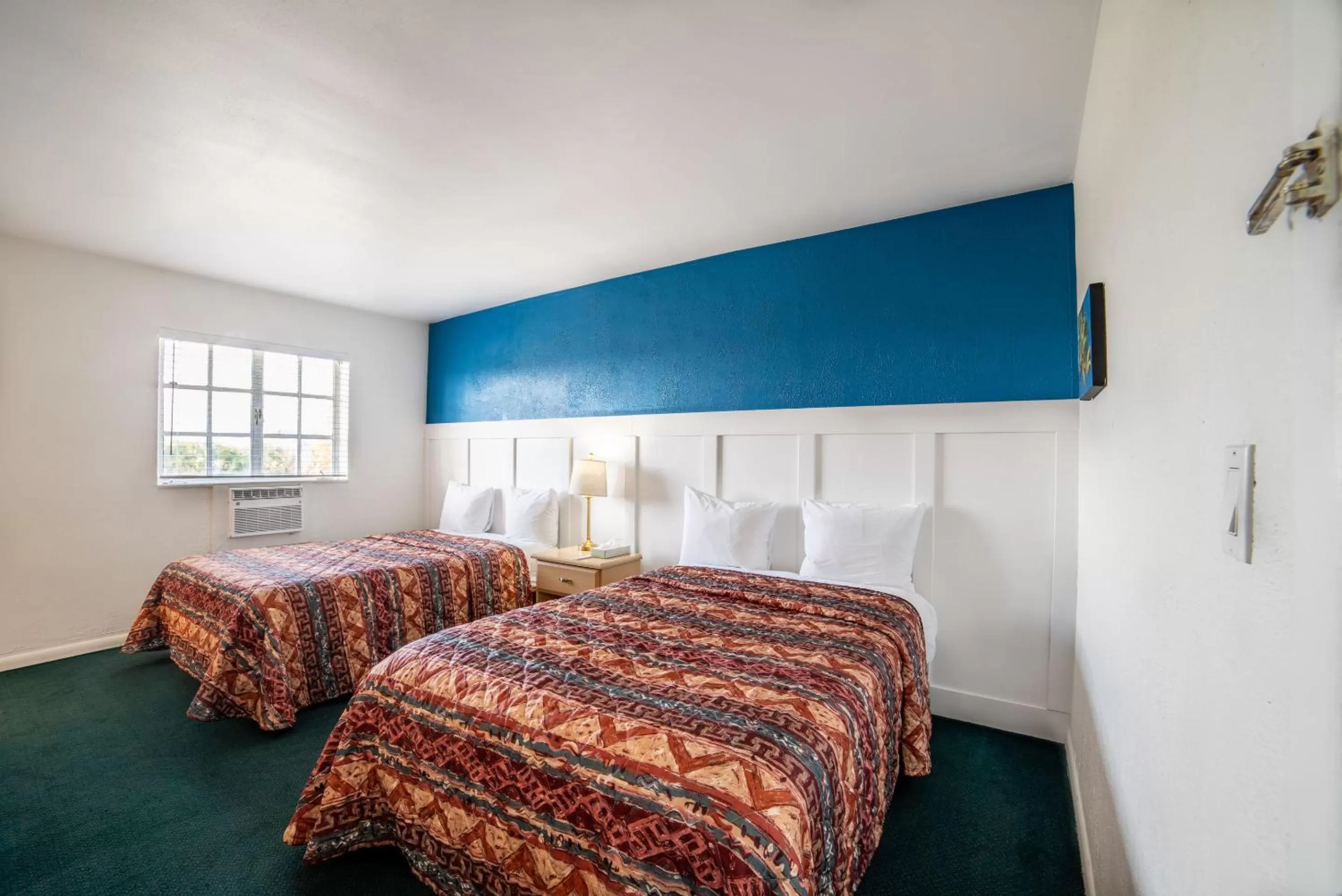 Bed in Captain's Table Hotel by Everglades Adventures