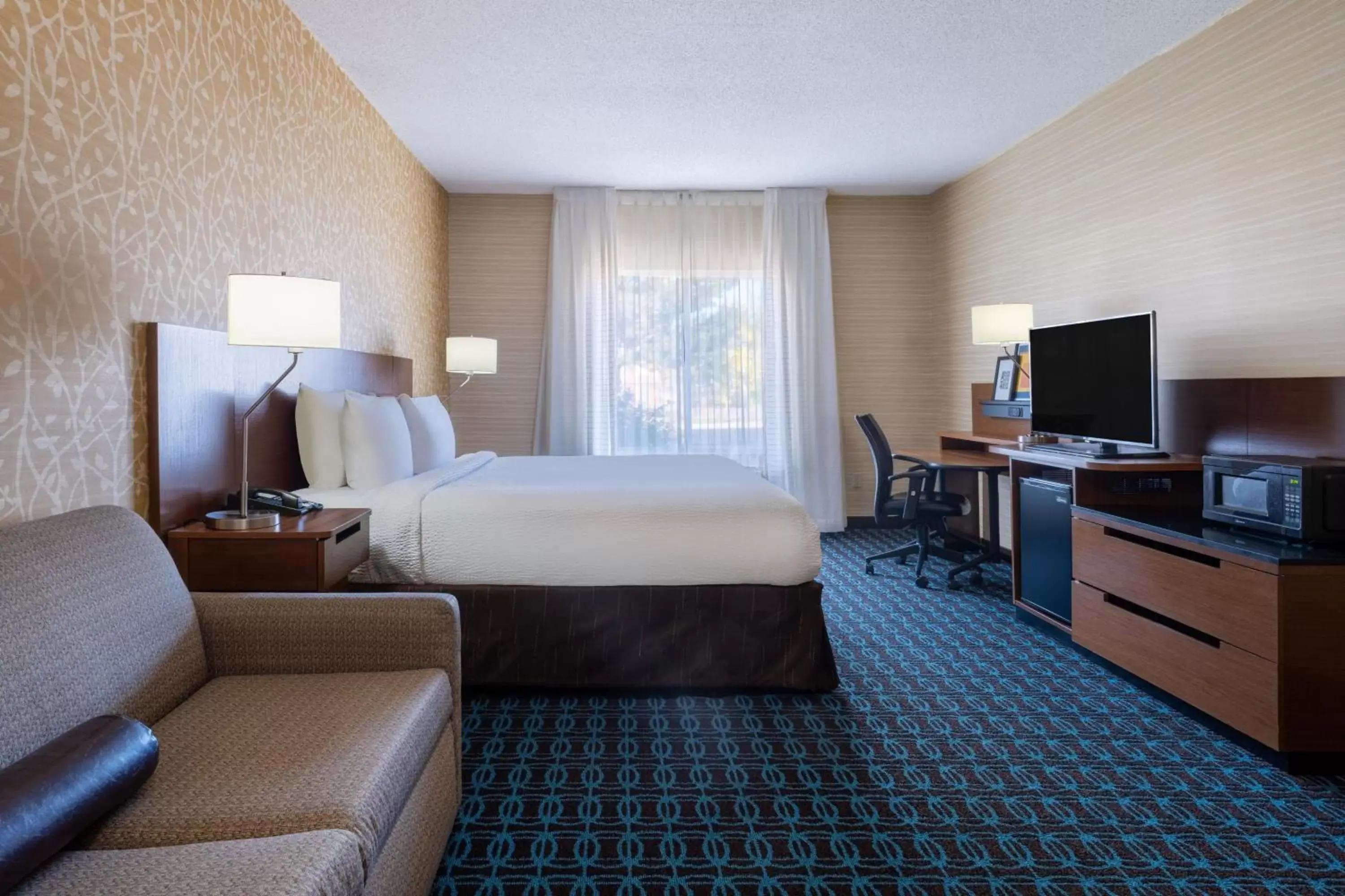 Photo of the whole room, TV/Entertainment Center in Fairfield Inn & Suites by Marriott Denver Aurora/Medical Center