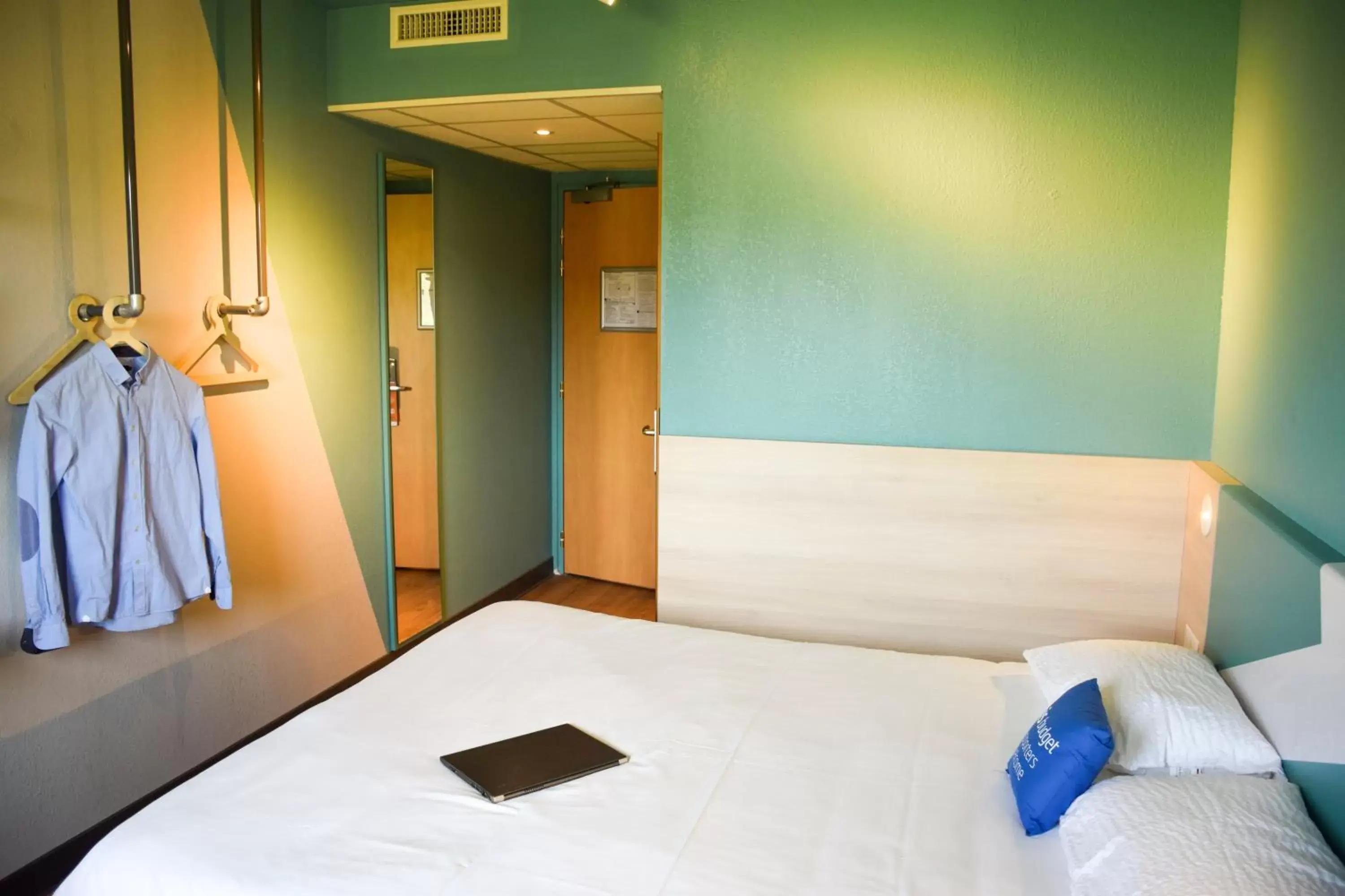 Bedroom, Bed in ibis Budget Millau Viaduc