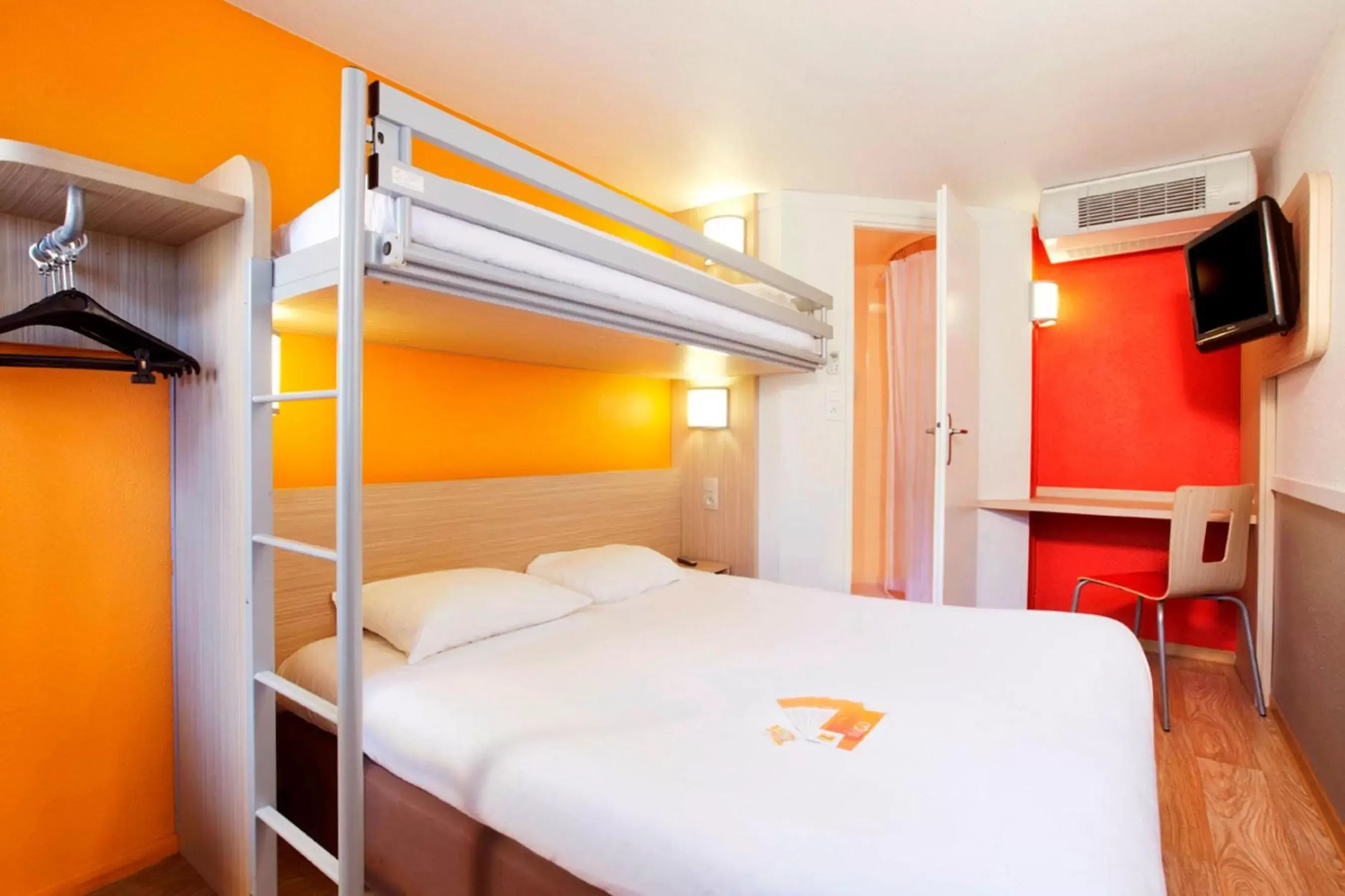 Bed, Bunk Bed in Premiere Classe Caen Est - Mondeville