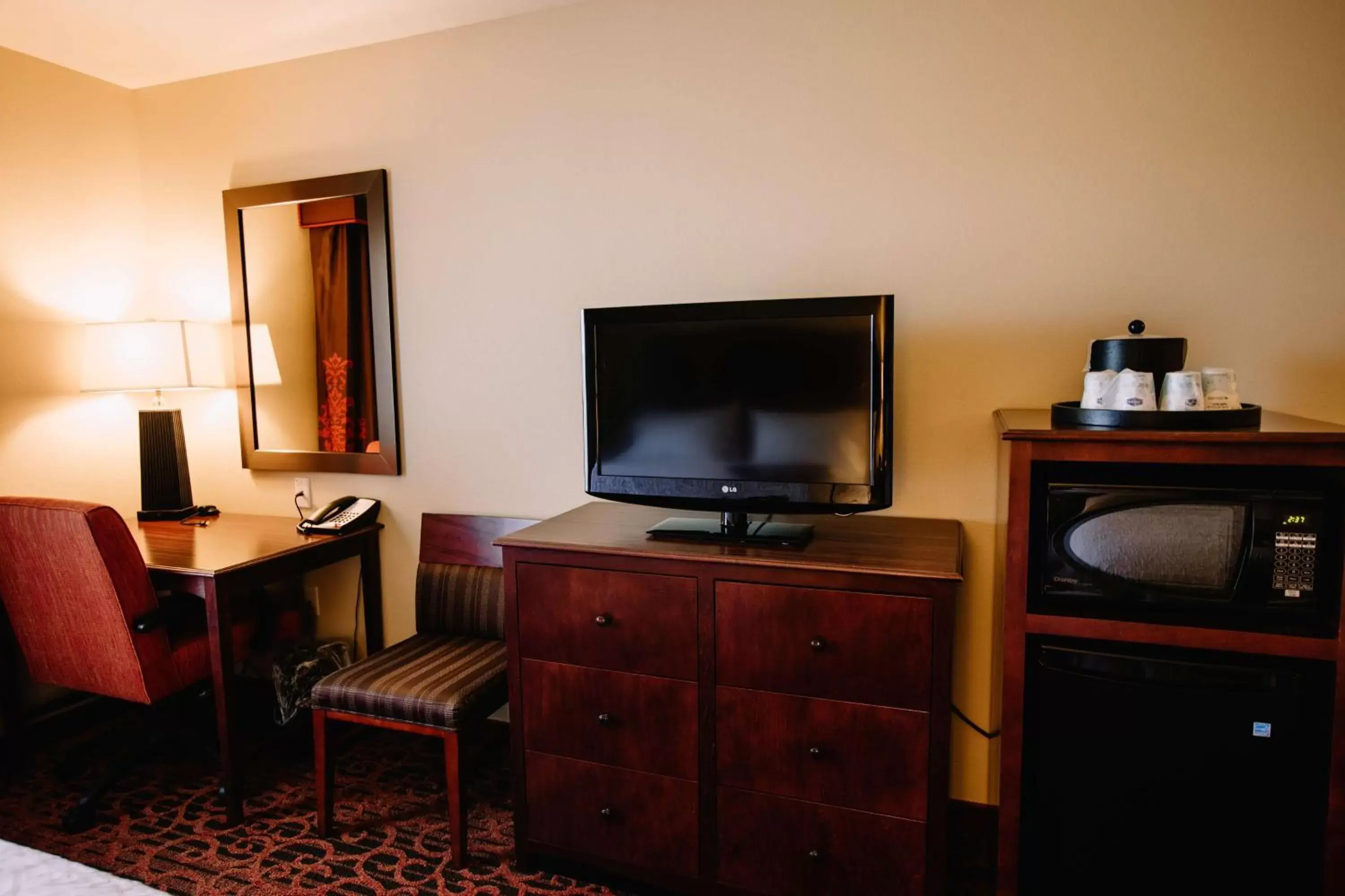 Bed, TV/Entertainment Center in Hampton Inn & Suites Minot