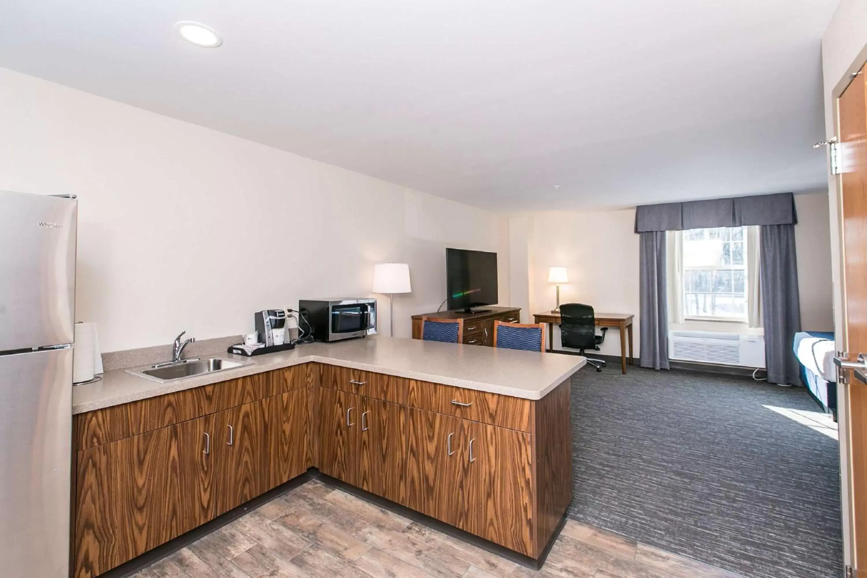 Photo of the whole room, Kitchen/Kitchenette in SureStay Plus Hotel by Best Western Elizabethtown Hershey