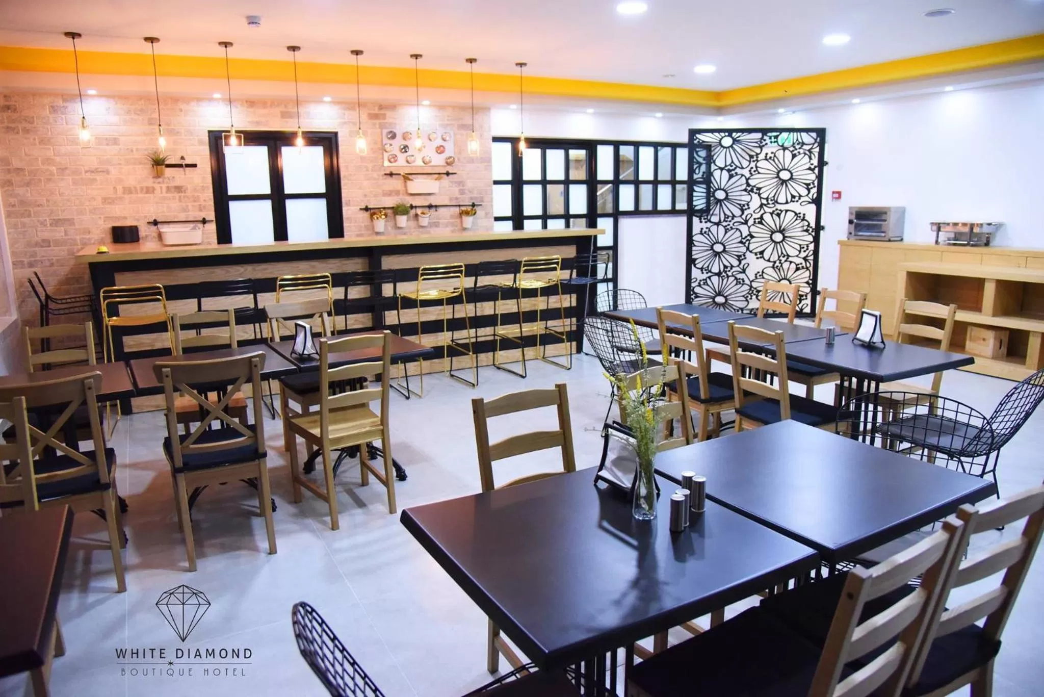 Restaurant/places to eat in White Diamond