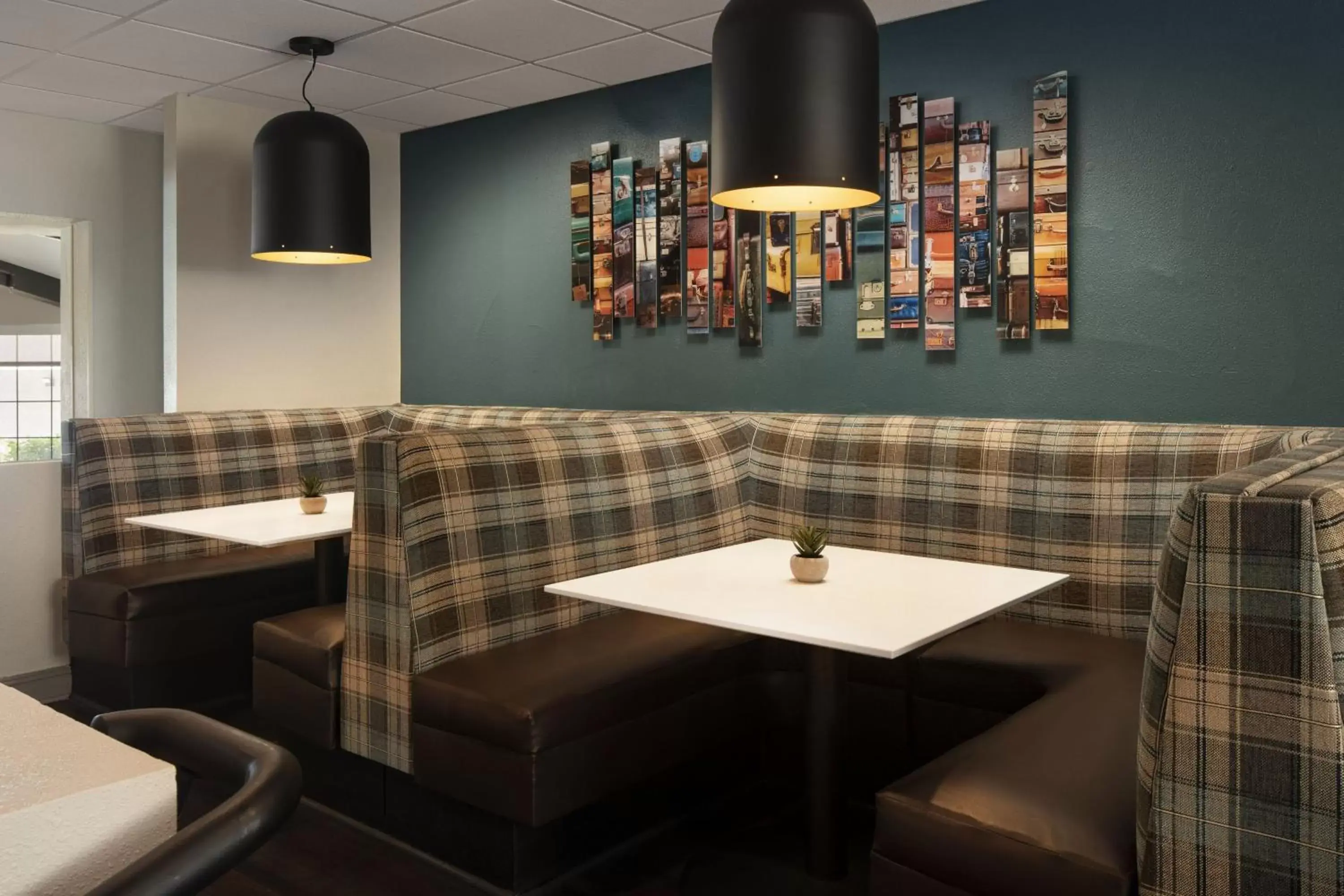 Restaurant/places to eat, Lounge/Bar in Four Points by Sheraton Tucson Airport