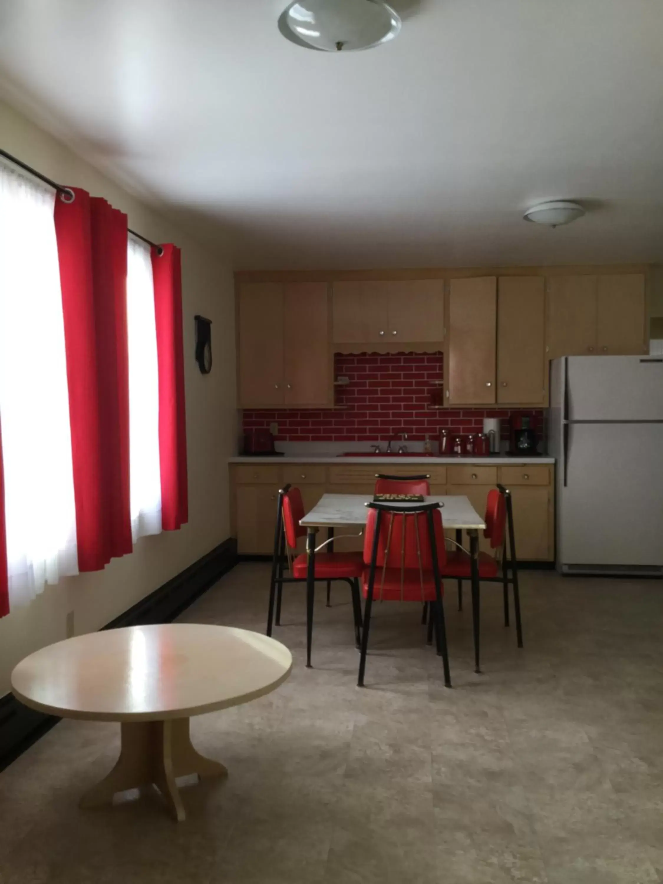 Kitchen or kitchenette, Dining Area in Cedars Motel