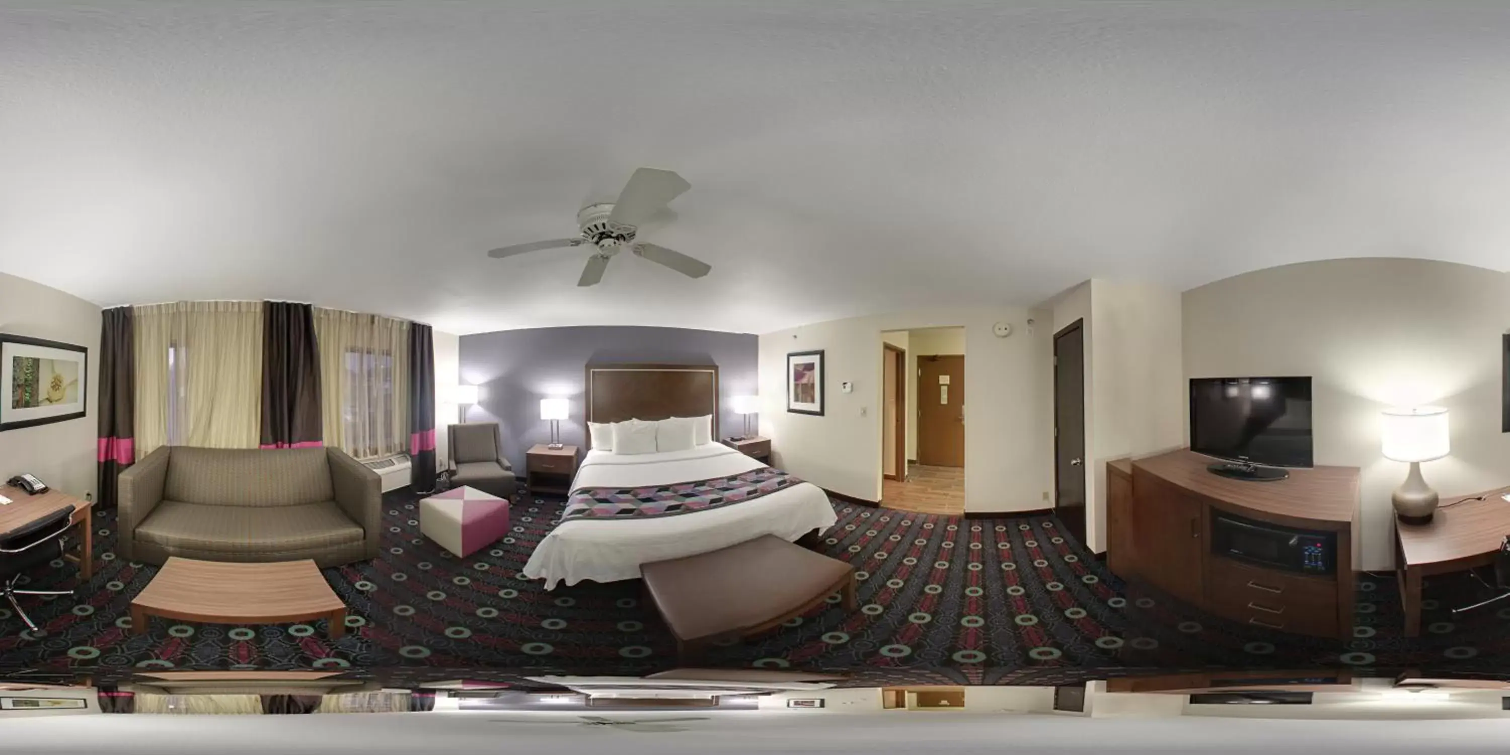 Photo of the whole room, Room Photo in Comfort Inn Midtown