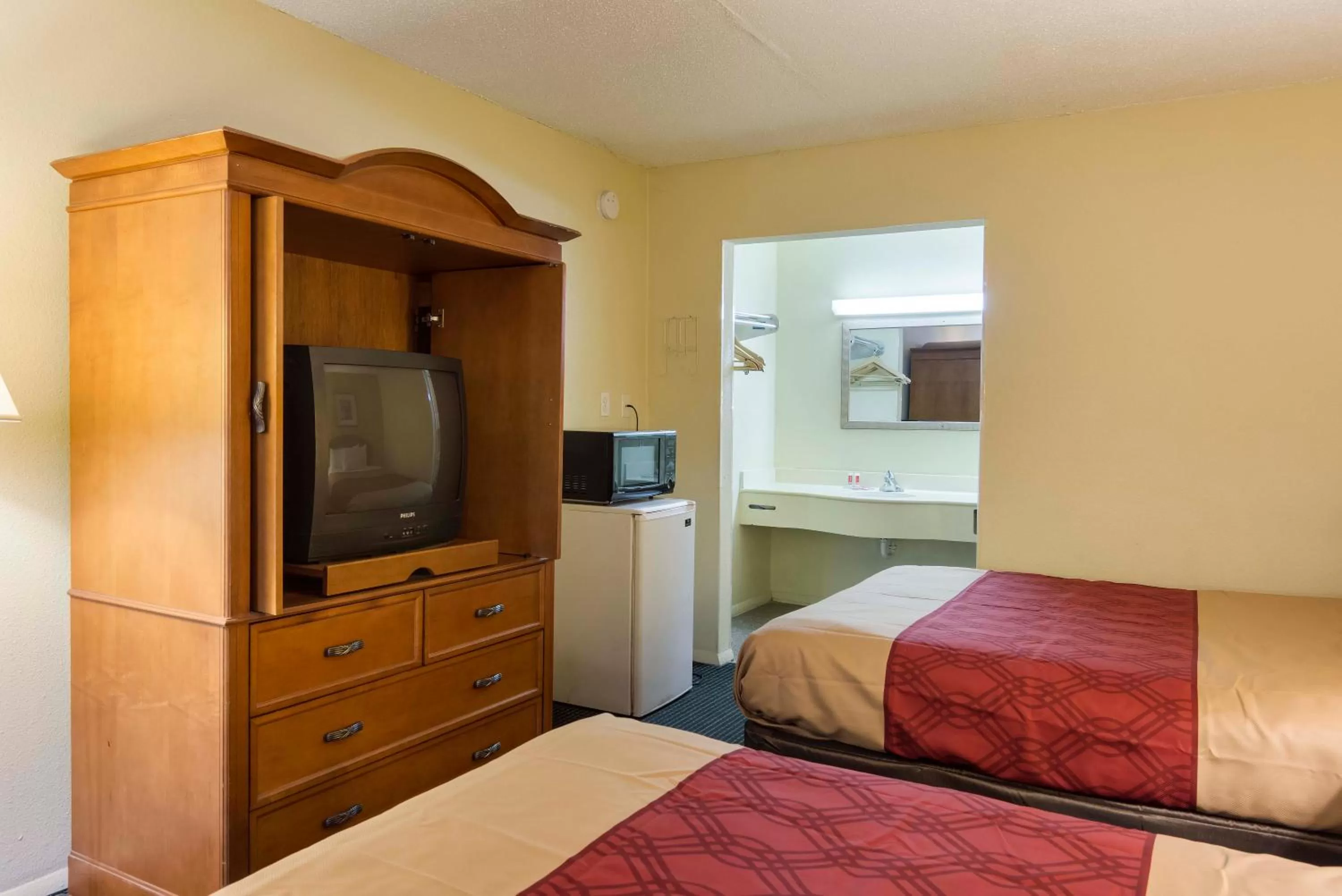 Queen Room with Two Queen Beds - Non-Smoking in Econo Lodge Petersburg - Fort Lee