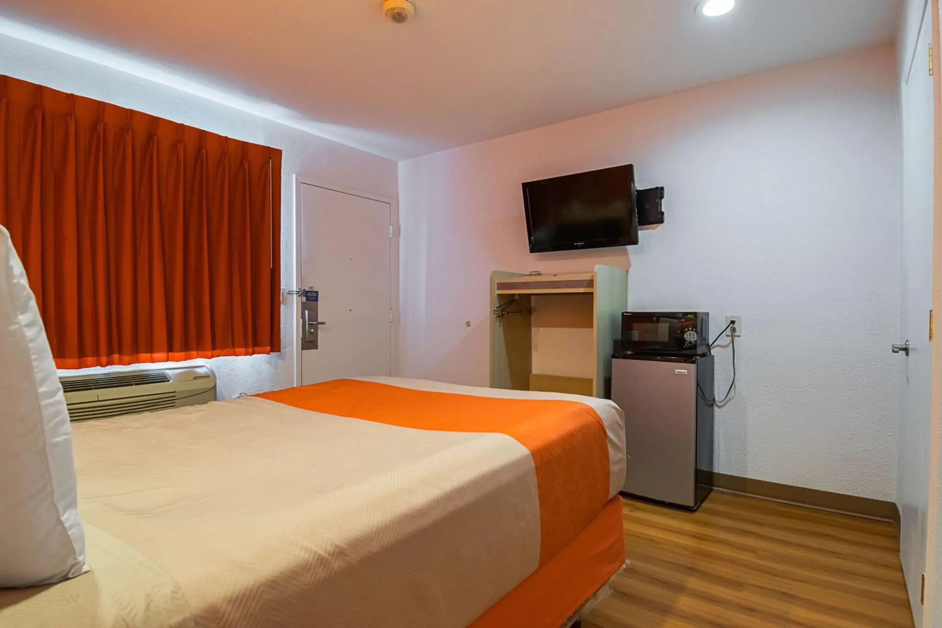 TV and multimedia, Bed in Motel 6 Lost Hills / Buttonwillow Racetrack TV and multimedia, Bed in Motel 6 Lost Hills / Buttonwillow Racetrack