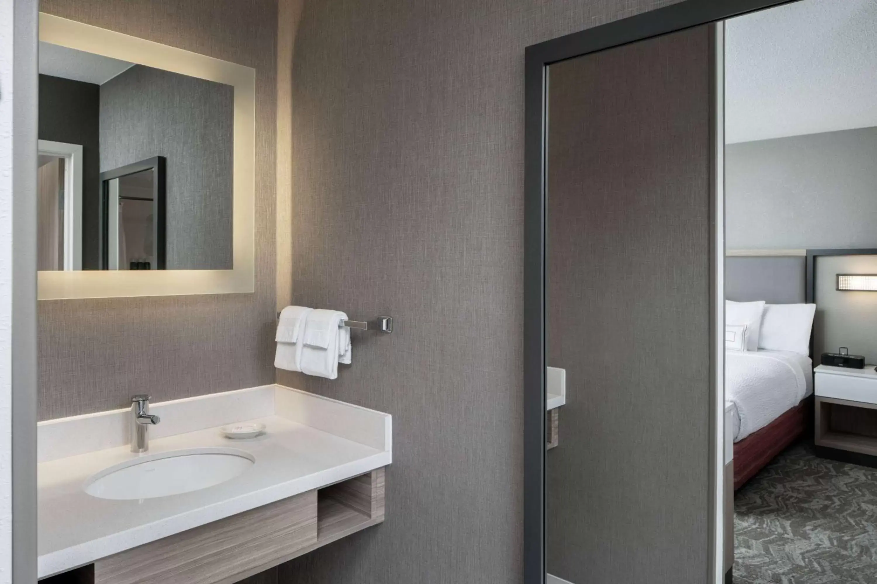 Bathroom in Sonesta Select Nashville Airport Suites