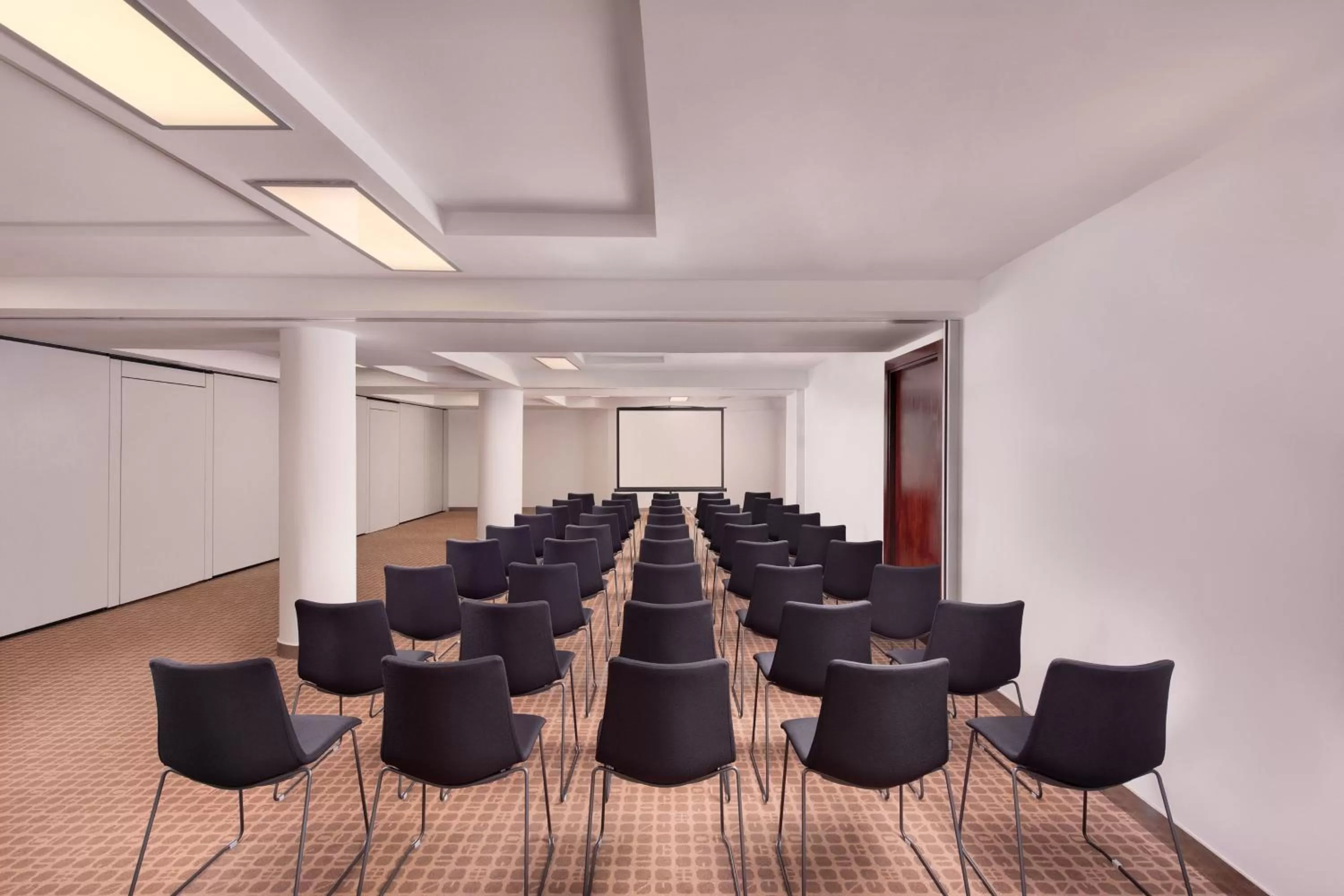 Meeting/conference room in Le Meridien Barcelona