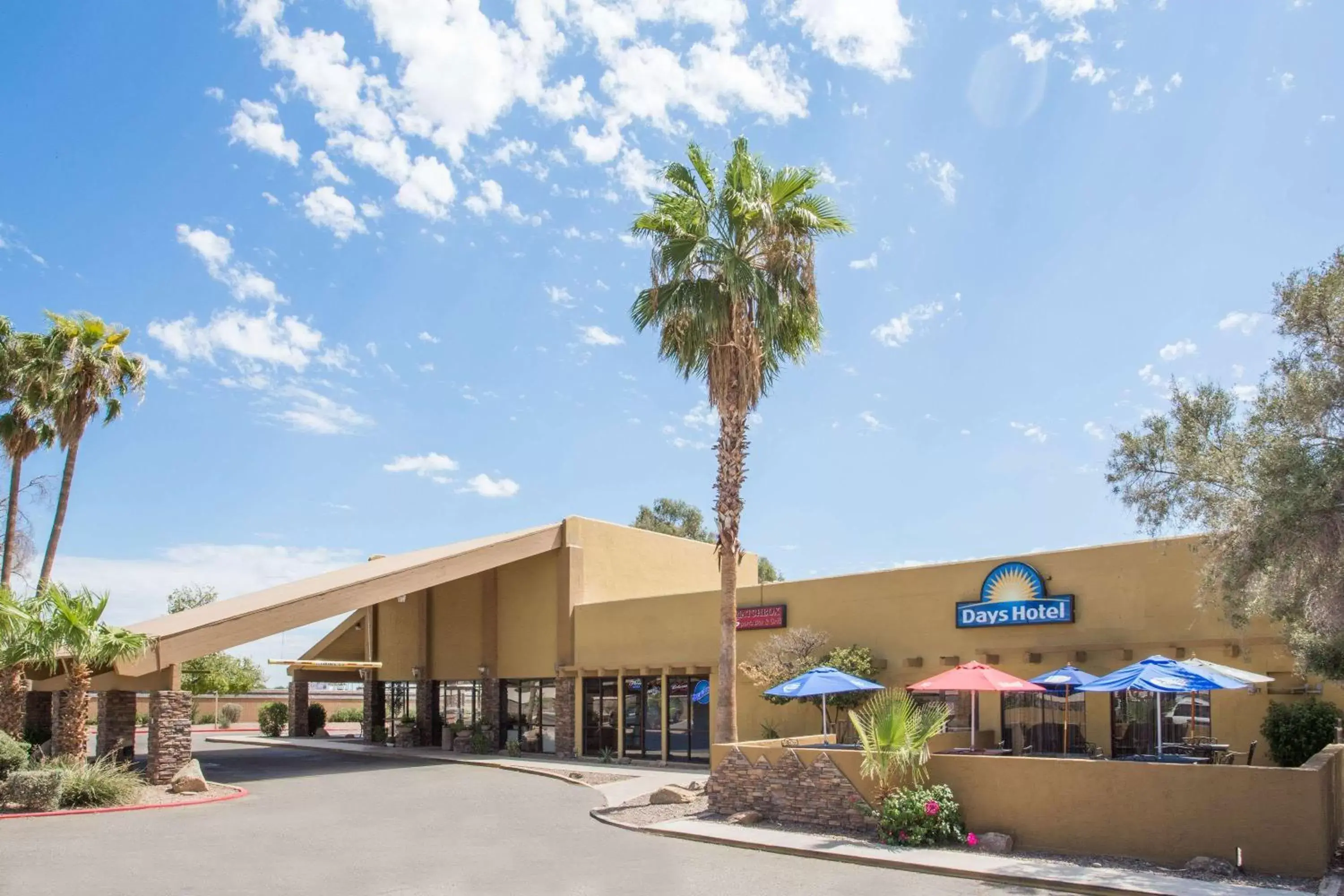 Property Building in Days Hotel by Wyndham Peoria Glendale Area