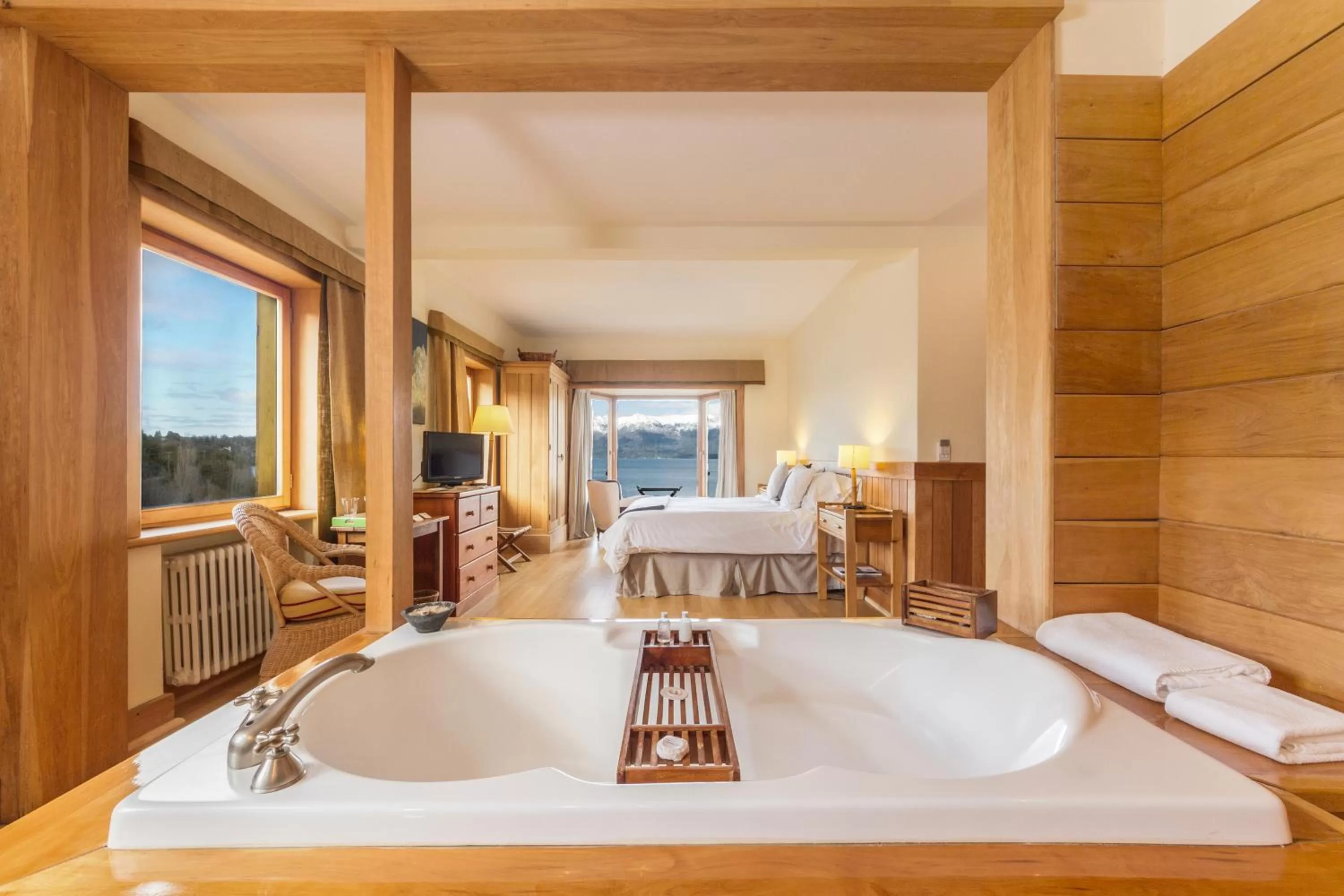 Bathroom, Bed in Correntoso Lake & River Hotel