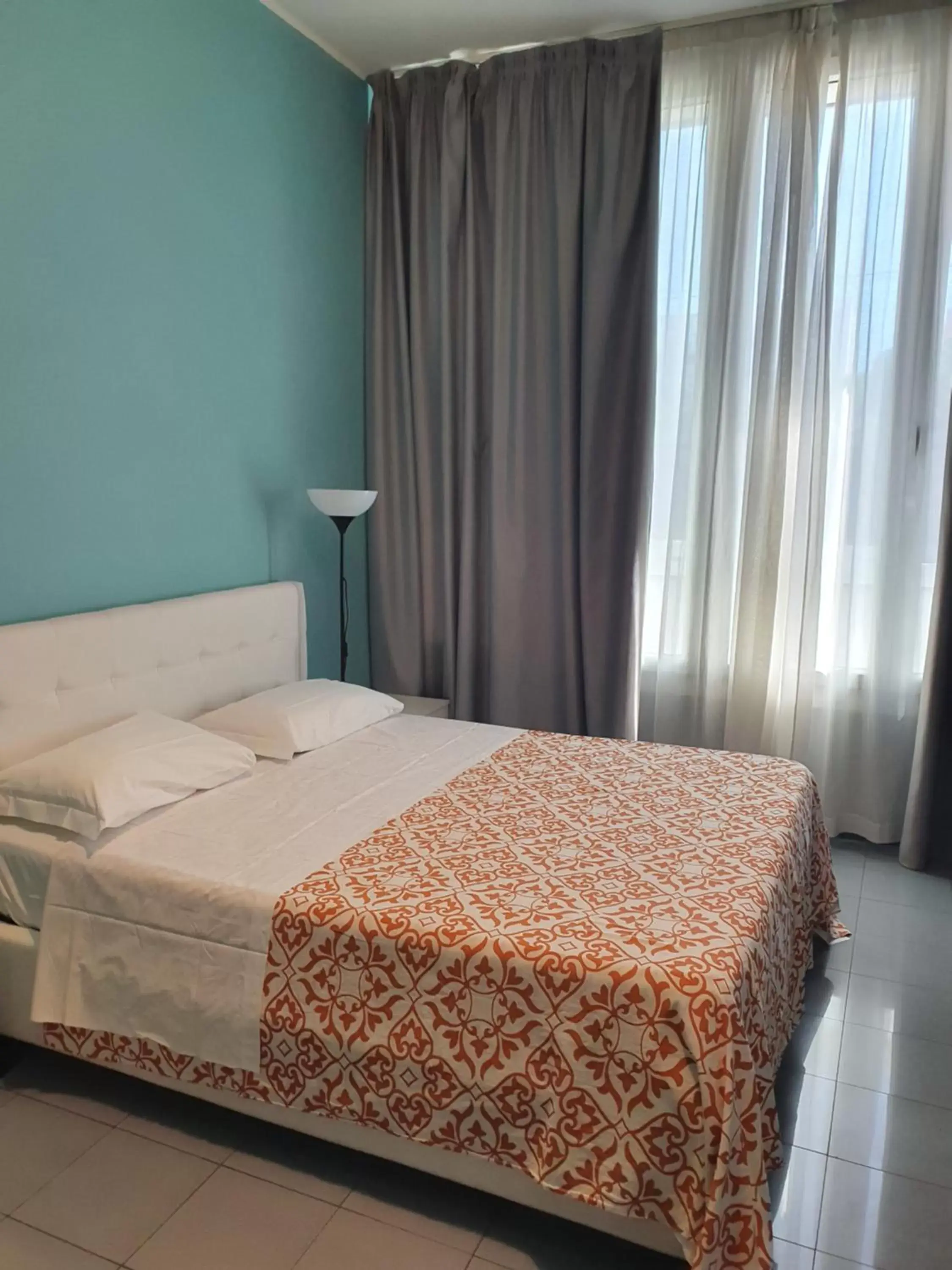 Bed in Residence House Aramis Milano -with free parking