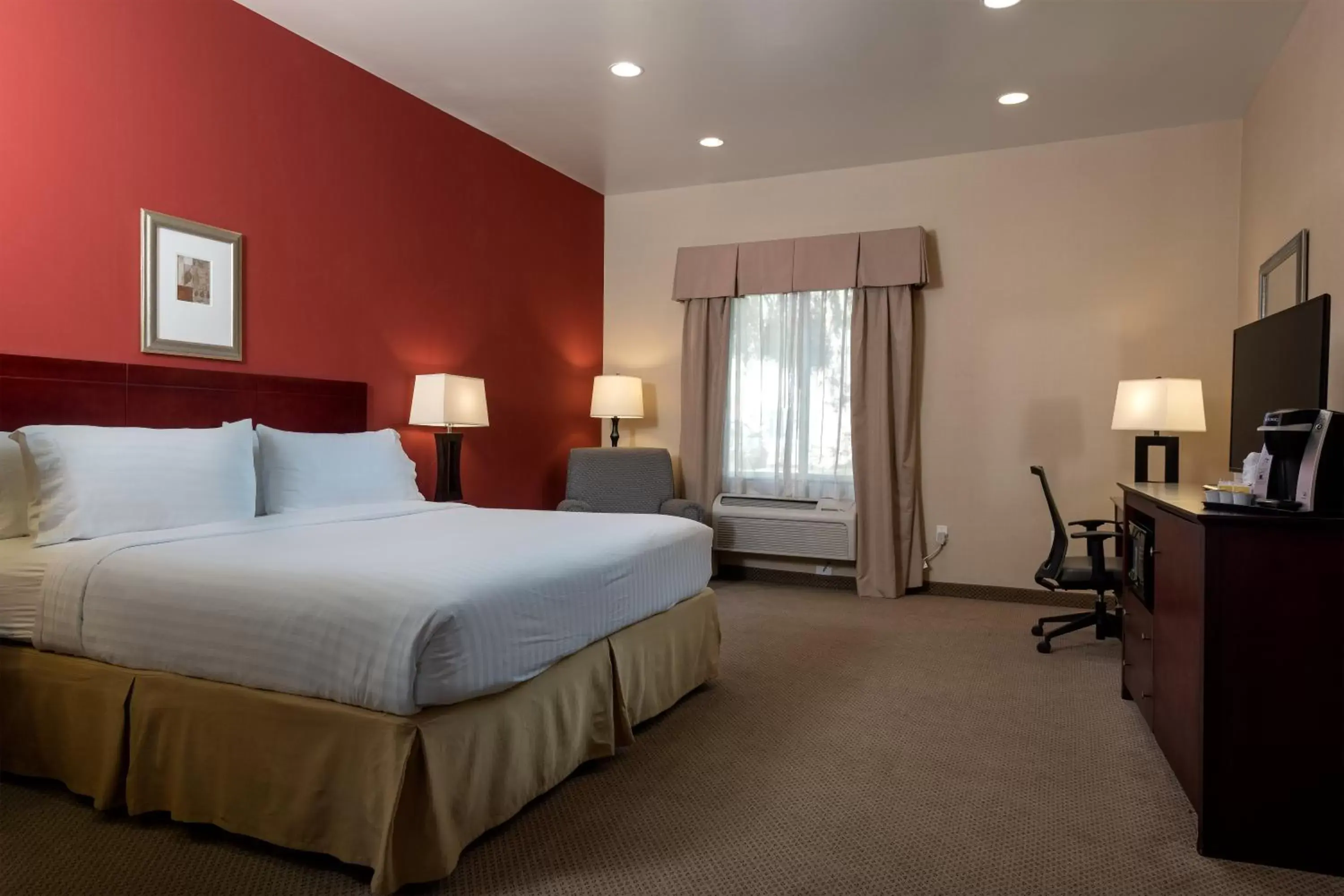 Photo of the whole room, Bed in Holiday Inn Express Hotel & Suites Los Angeles Airport Hawthorne, an IHG Hotel