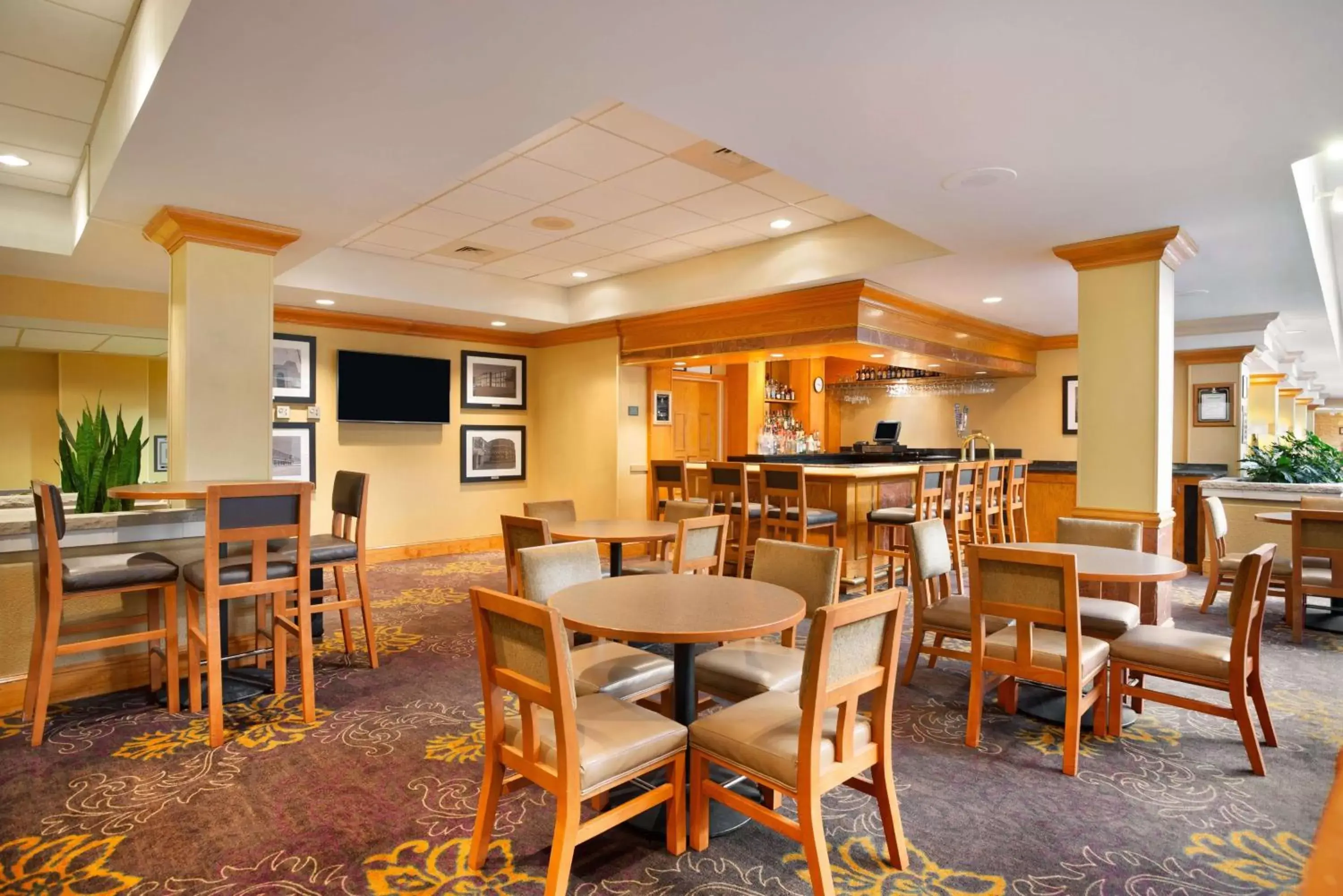 Lounge or bar, Restaurant/Places to Eat in Embassy Suites by Hilton Greensboro Airport