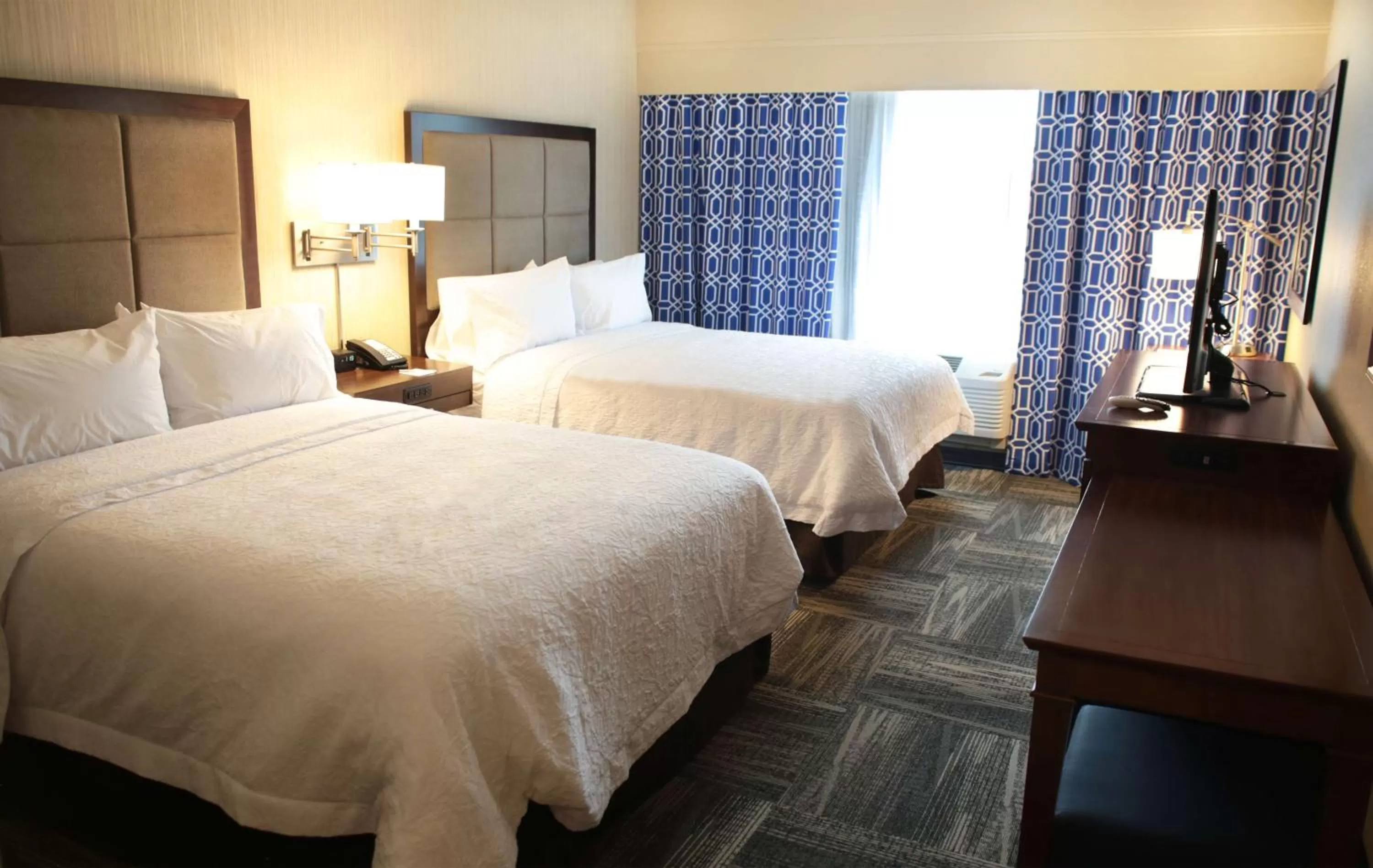 Queen Room with Two Queen Beds and Roll-In Shower - Disability Access in Hampton Inn Lexington Medical Center, KY