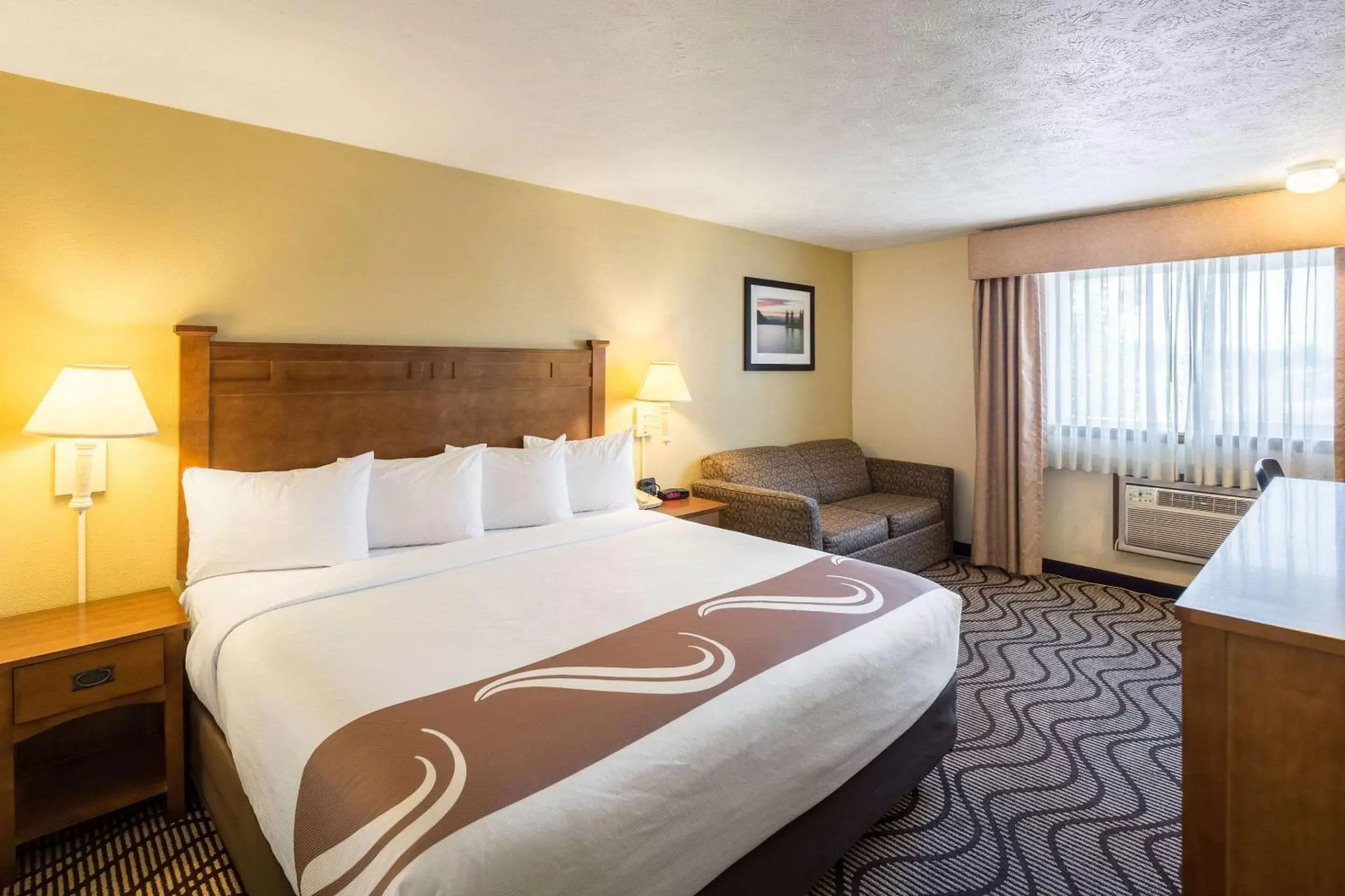 Photo of the whole room, Bed in Quality Inn & Suites Coeur d'Alene