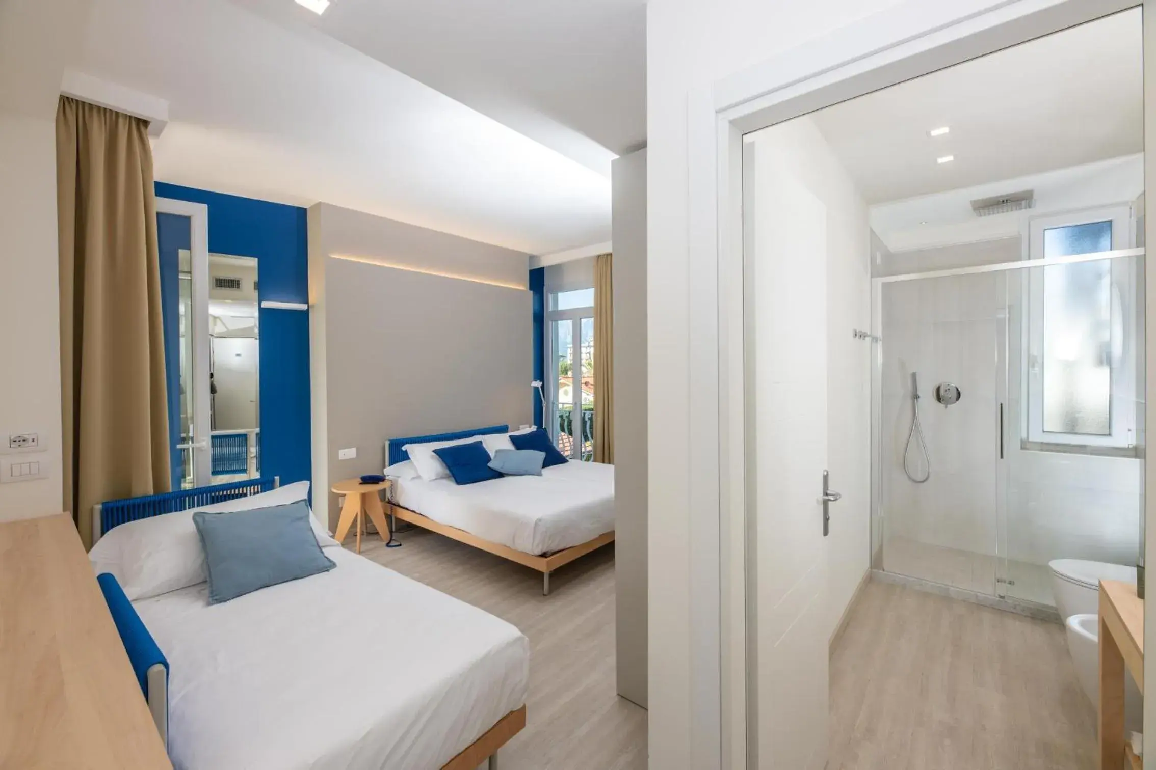Bathroom, Bed in L'Alba Hotel