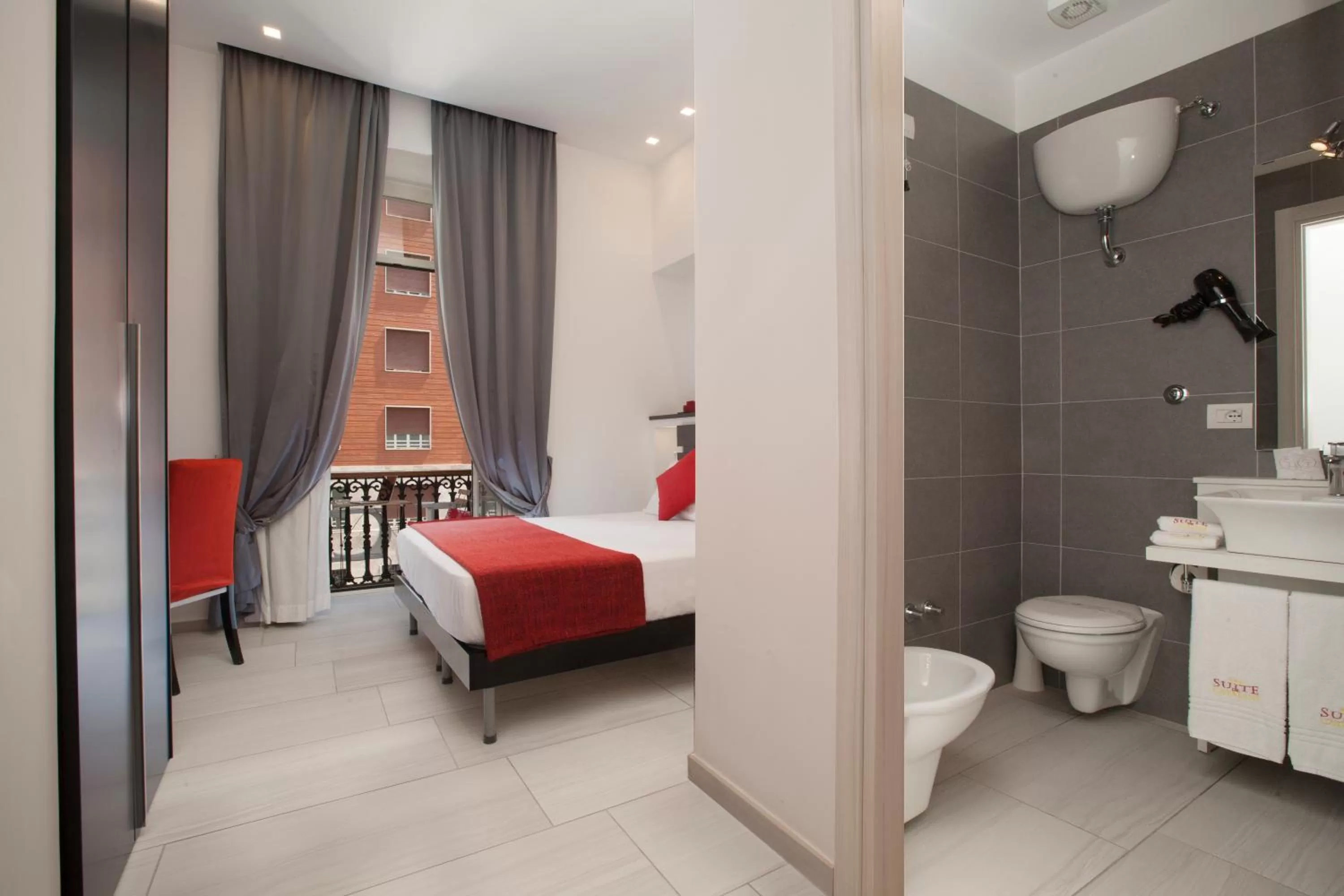 Bathroom, Bed in Suite dei Catalani