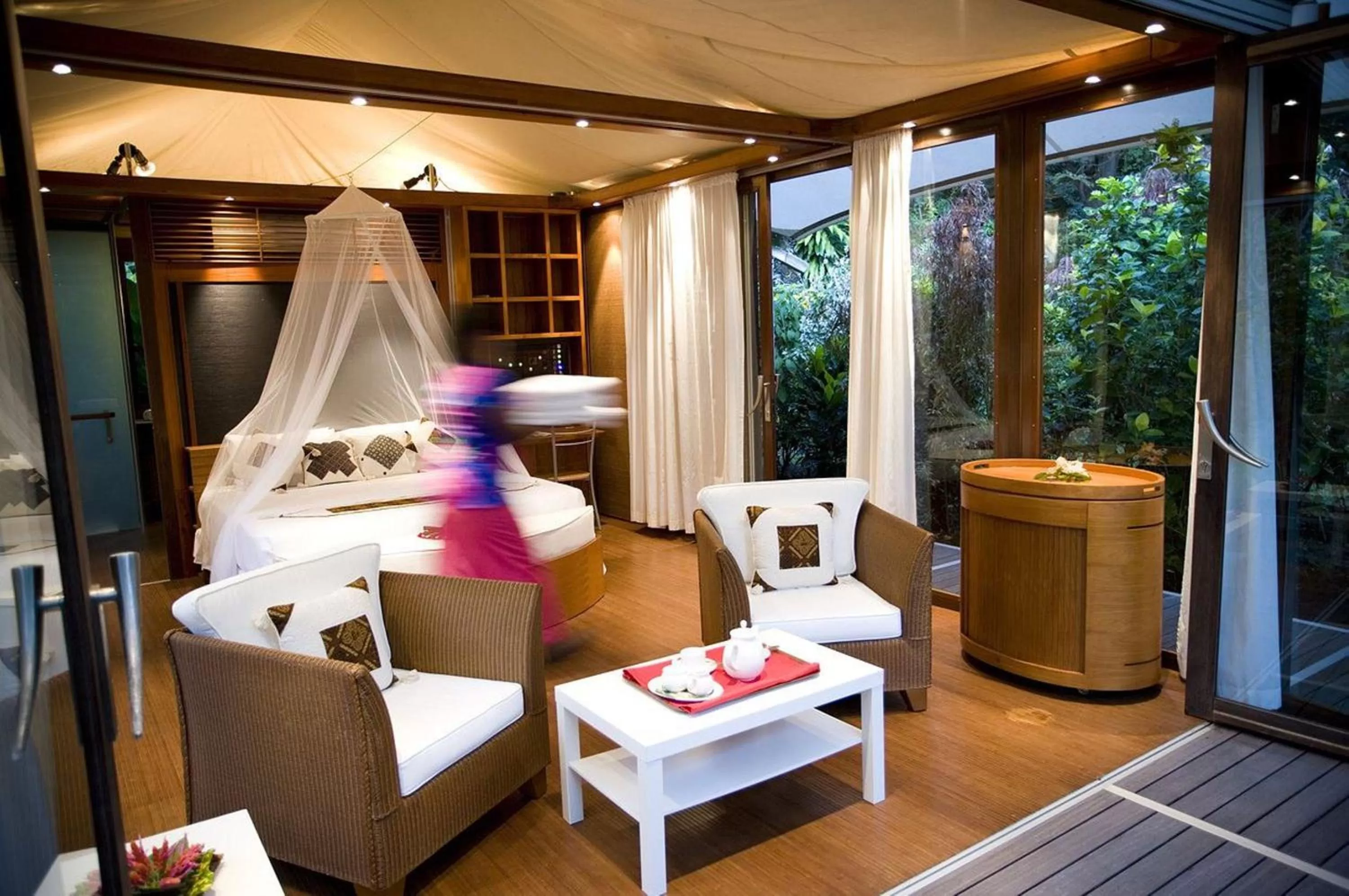 Photo of the whole room, Bed in The Fiji Orchid