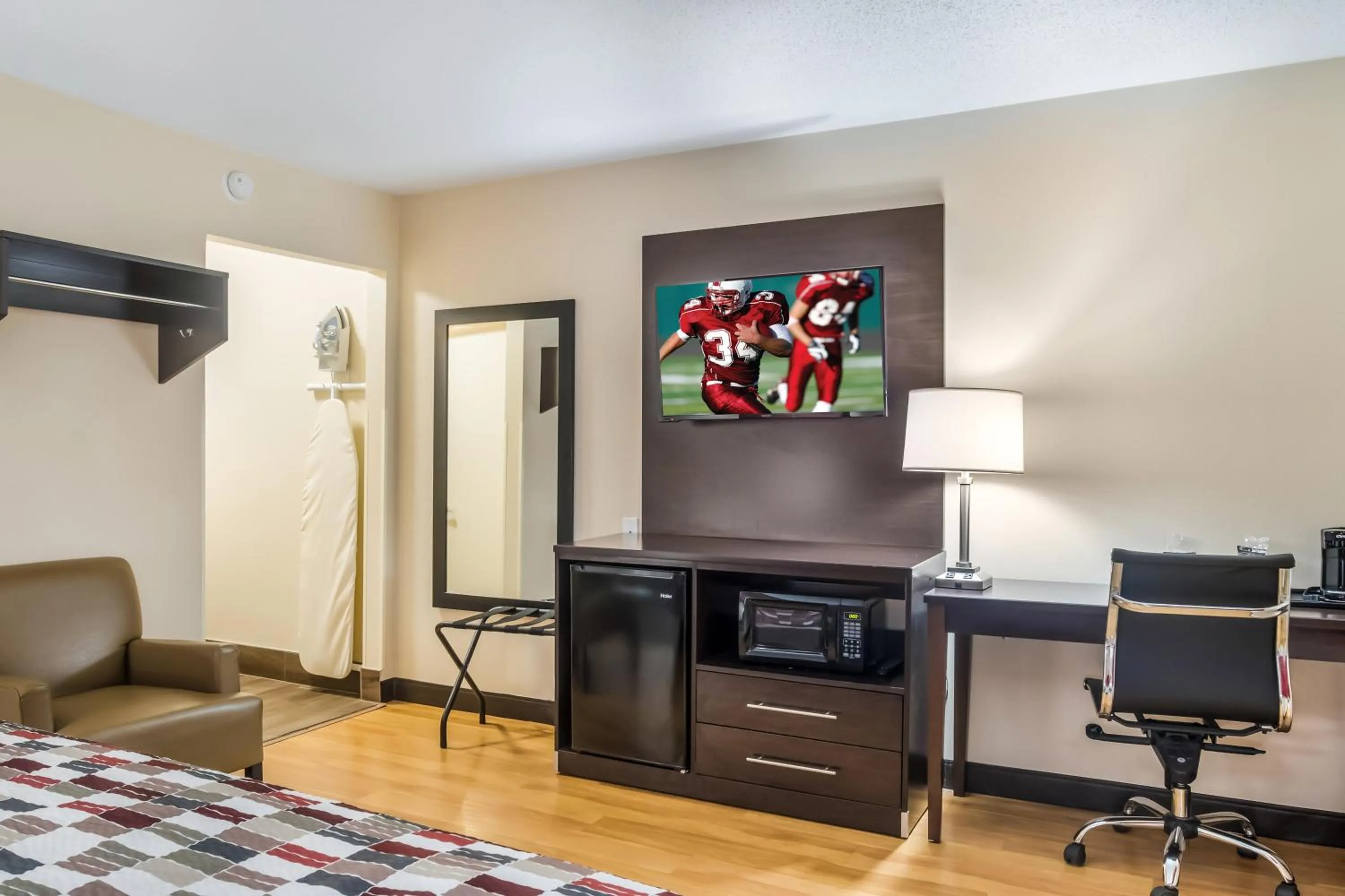 Photo of the whole room, Bed in Red Roof Inn Chicago-Alsip