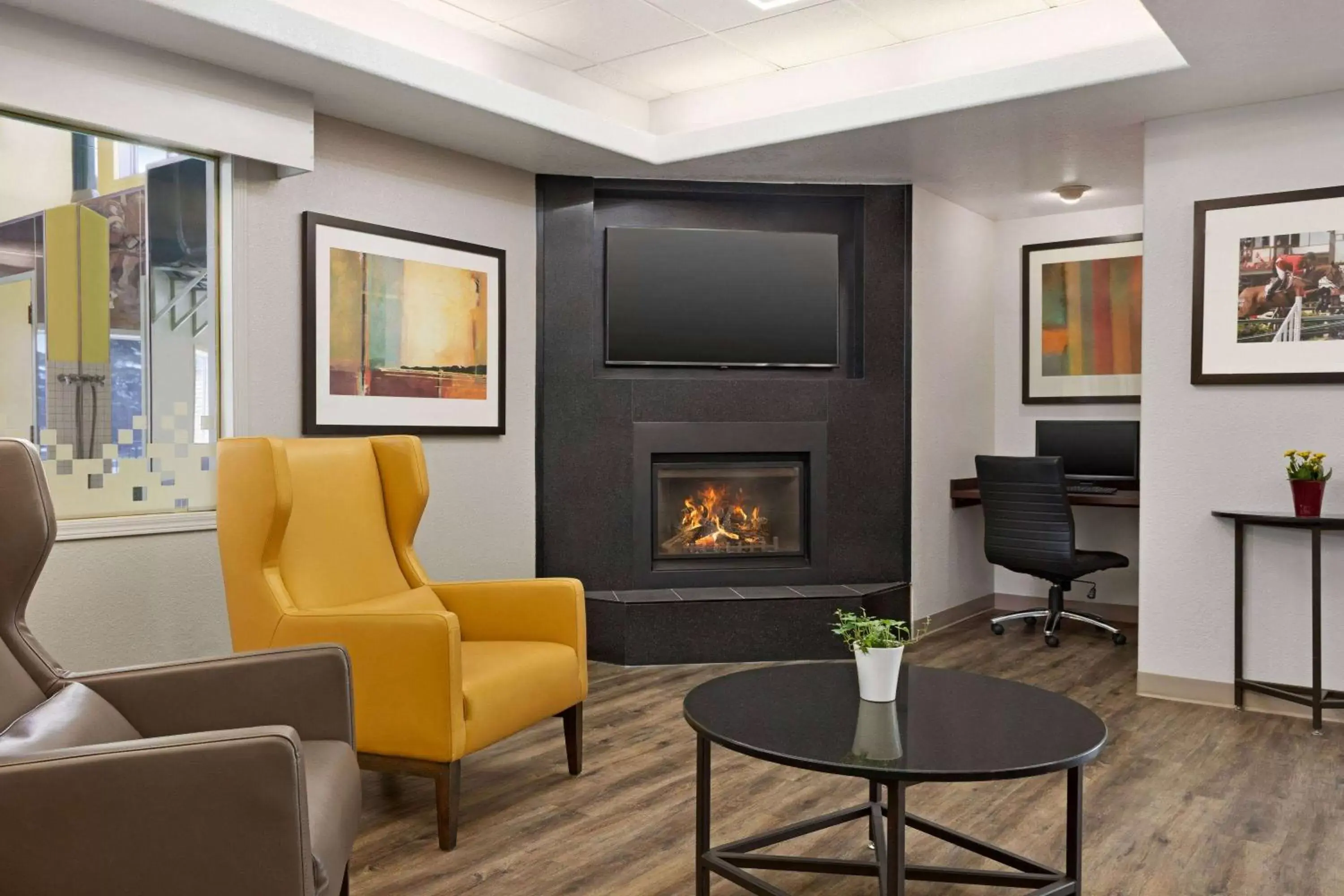 Lobby or reception, TV/Entertainment Center in Super 8 by Wyndham Calgary Shawnessy Area