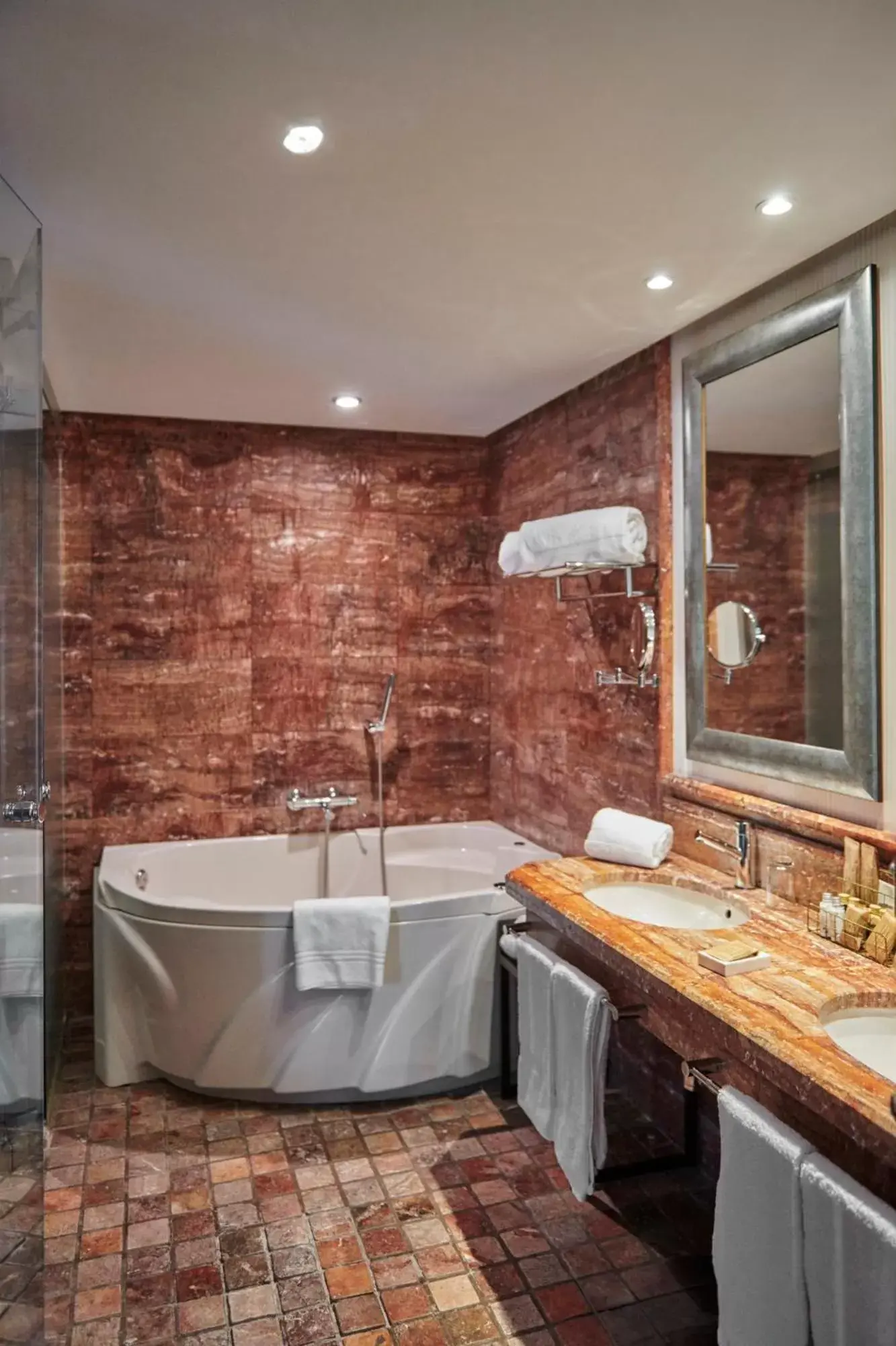 Hot Tub, Bathroom in B bou Hotel La Viñuela & Spa